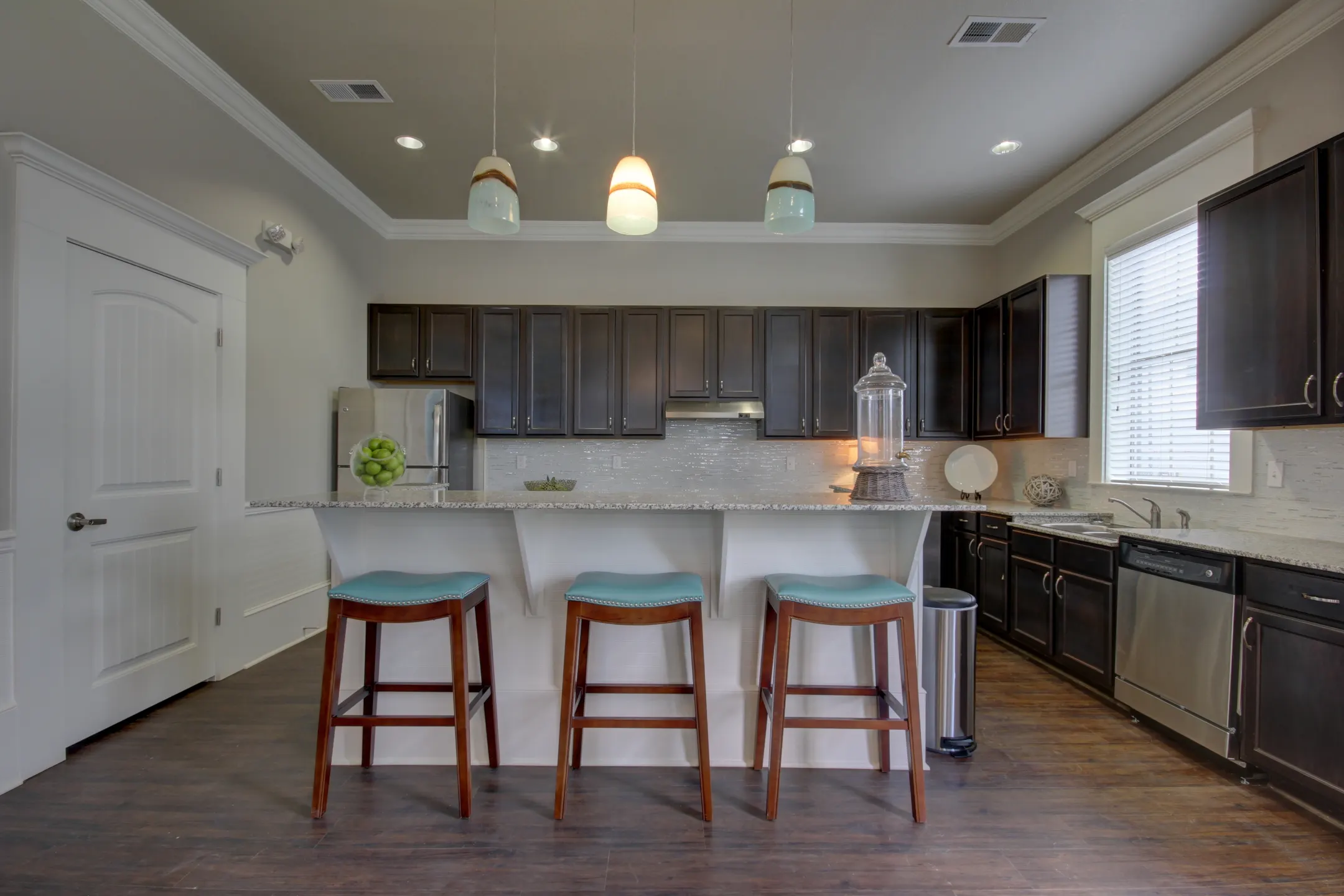 Kitchen - Waterview Luxury Apartments - Youngsville, LA