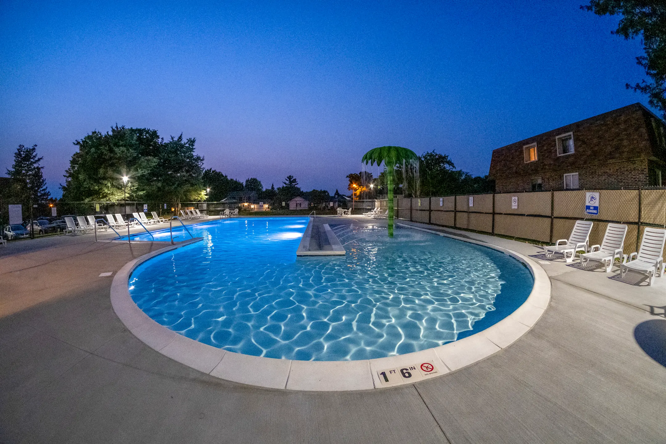 Lorlyn Of Batavia Apartments Batavia, IL 60510