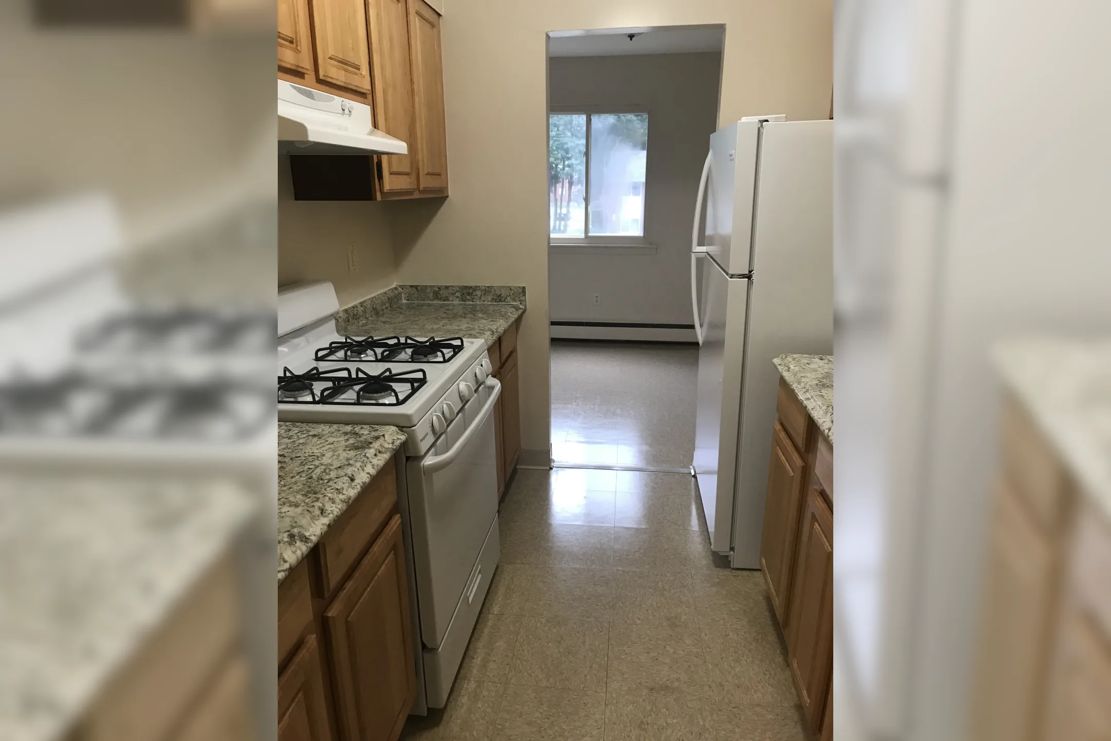 Kitchen - Piperbrook Apartments - West Hartford, CT