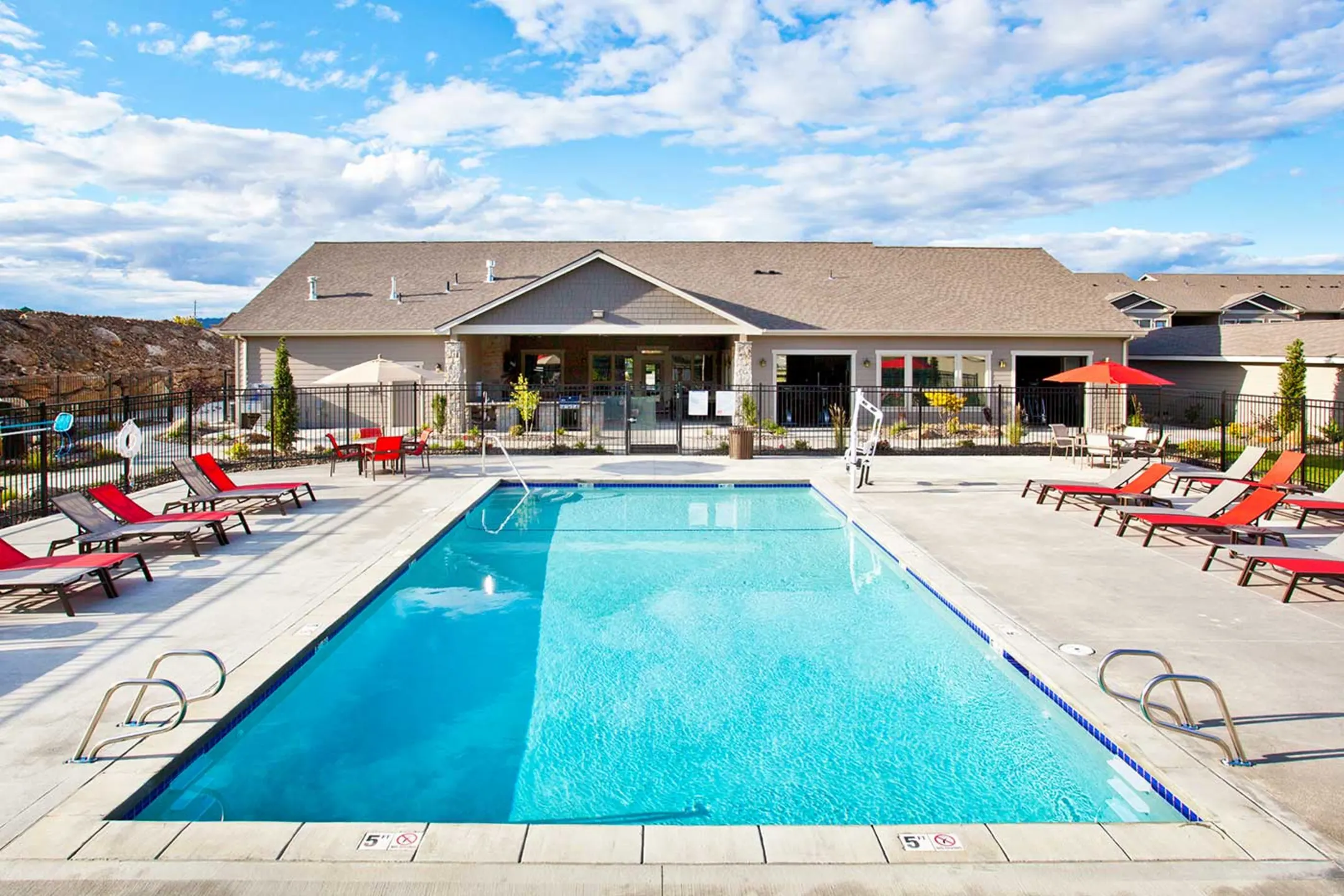 Pool - Legacy Villas Apartments - Liberty Lake, WA