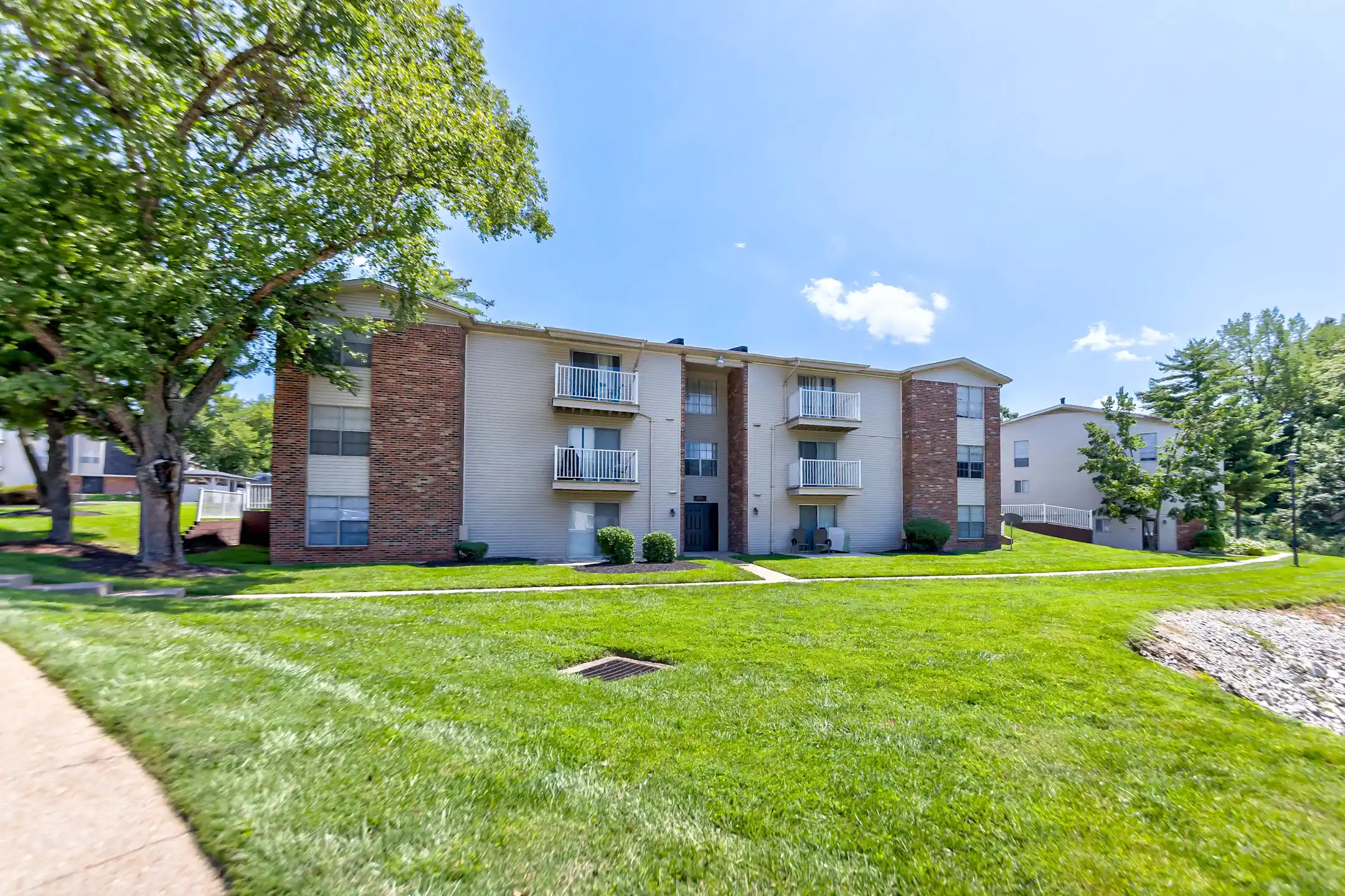 Whispering Lake Apartments Florissant, MO 63033