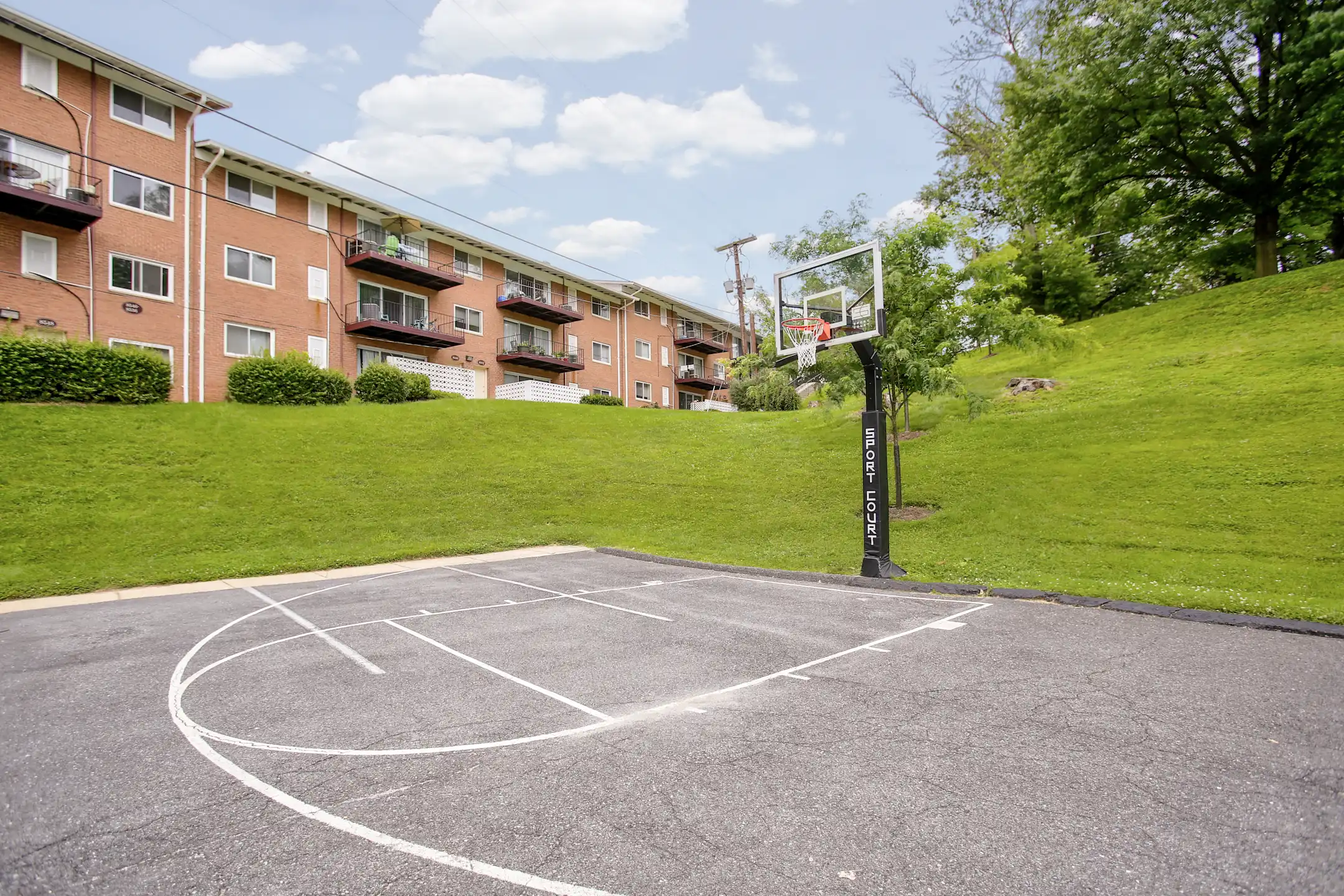 Round Hill Apartments of Chevy Chase 8584 Freyman Dr Chevy Chase