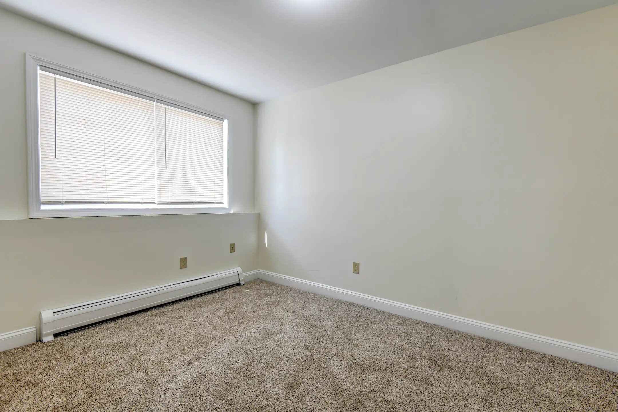 Living Room - Eagles Landing - Manchester, NH