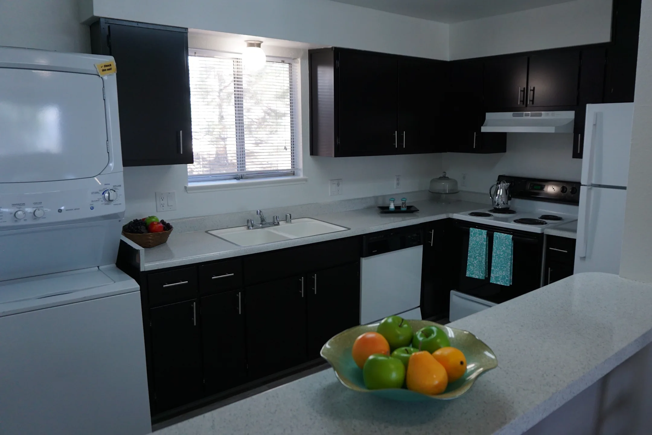 Kitchen - Reno Vista Apartments - Reno, NV