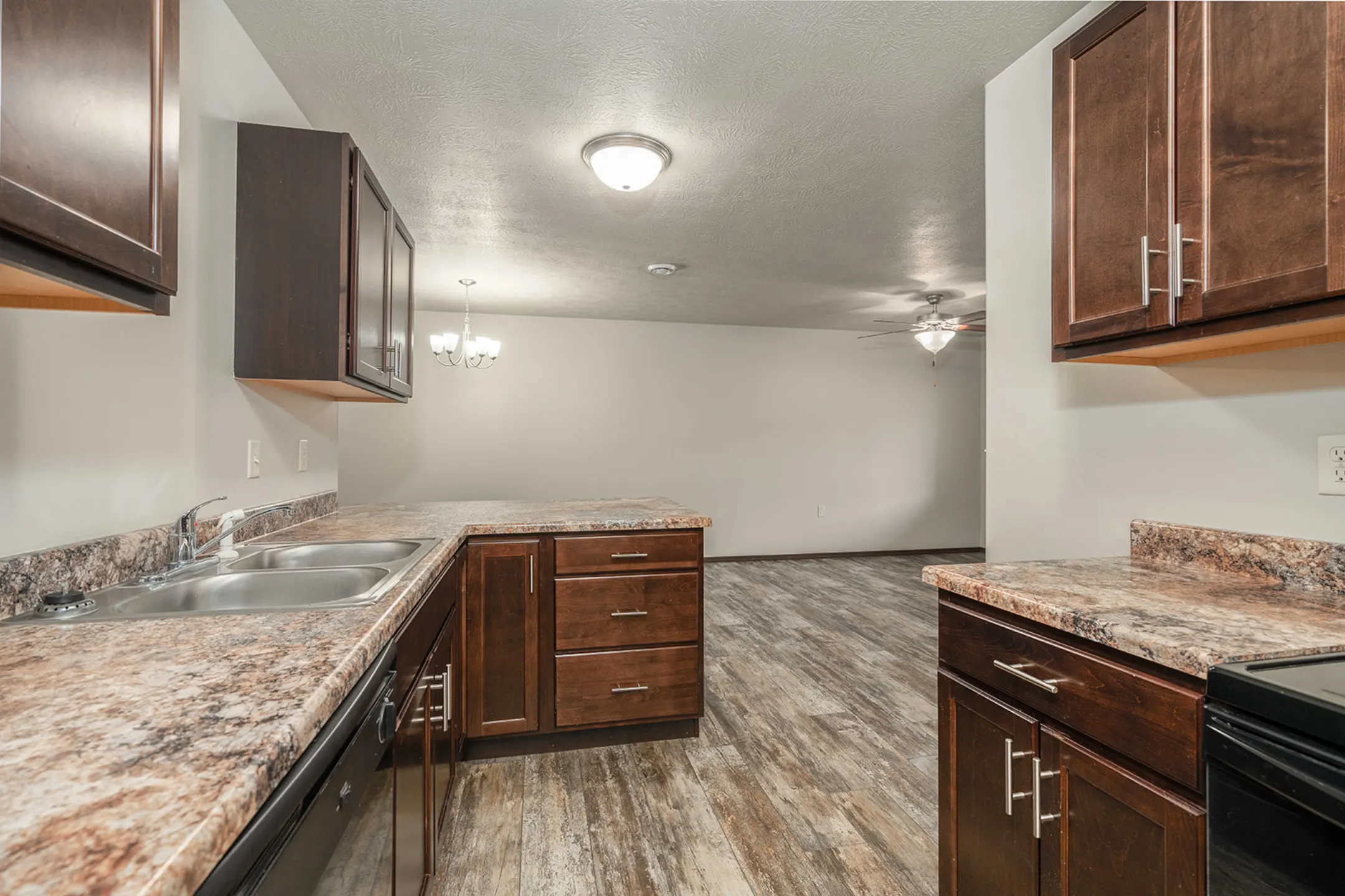 Kitchen - Beal Townhomes - Sioux Falls, SD