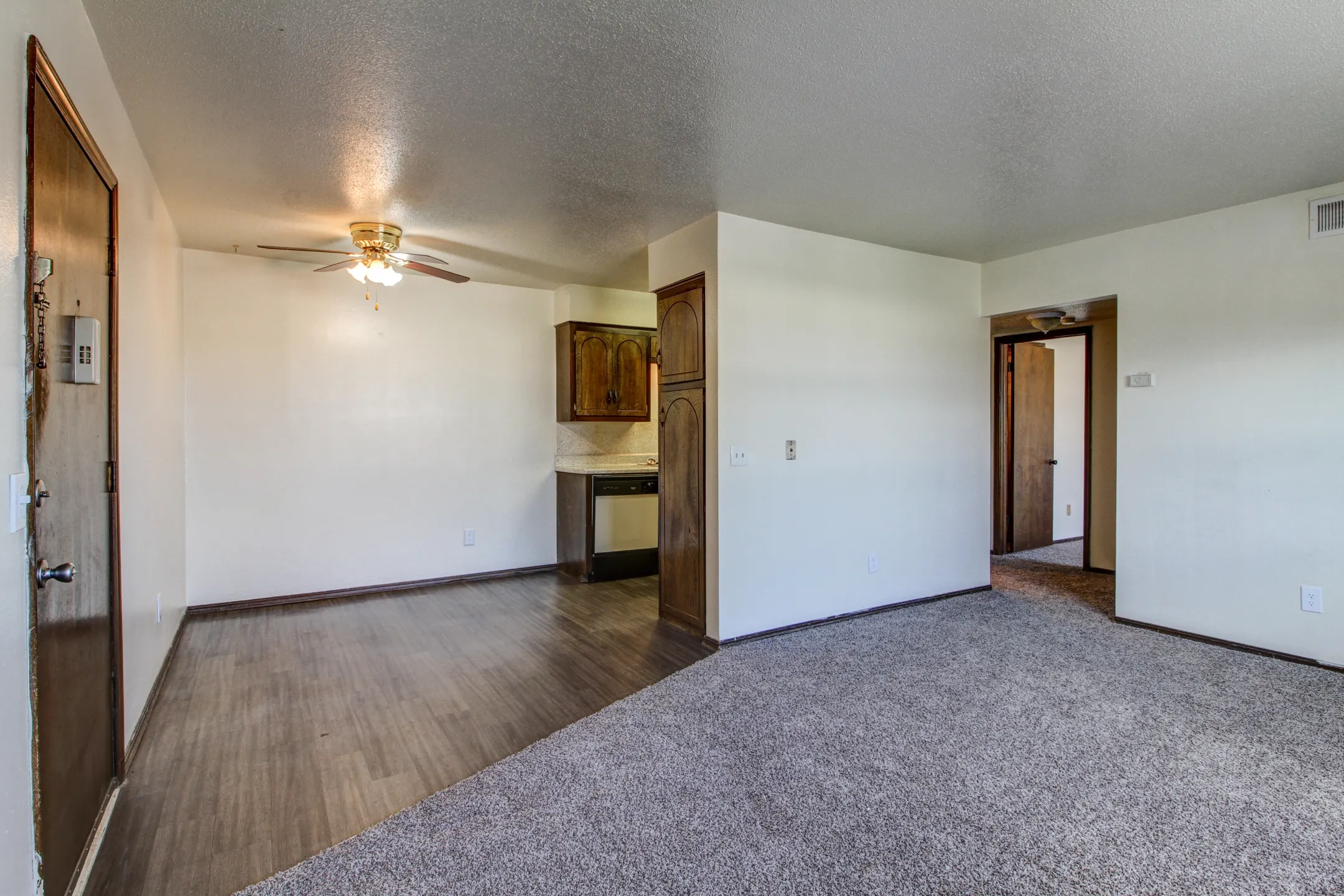 Living Room - Casady Apartments - Oklahoma City, OK
