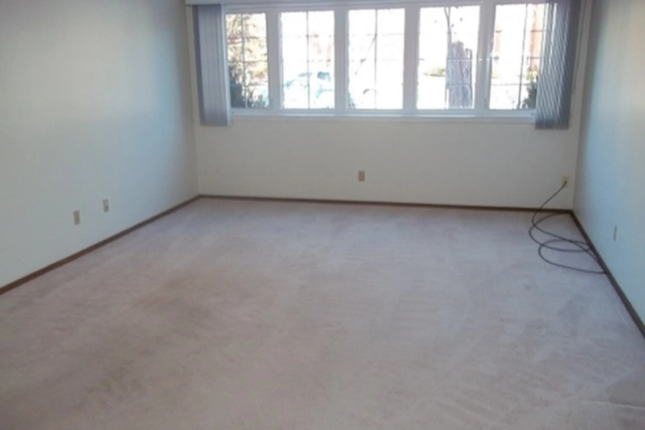 Living Room - Clifton Estates Apartments - Sioux City, IA