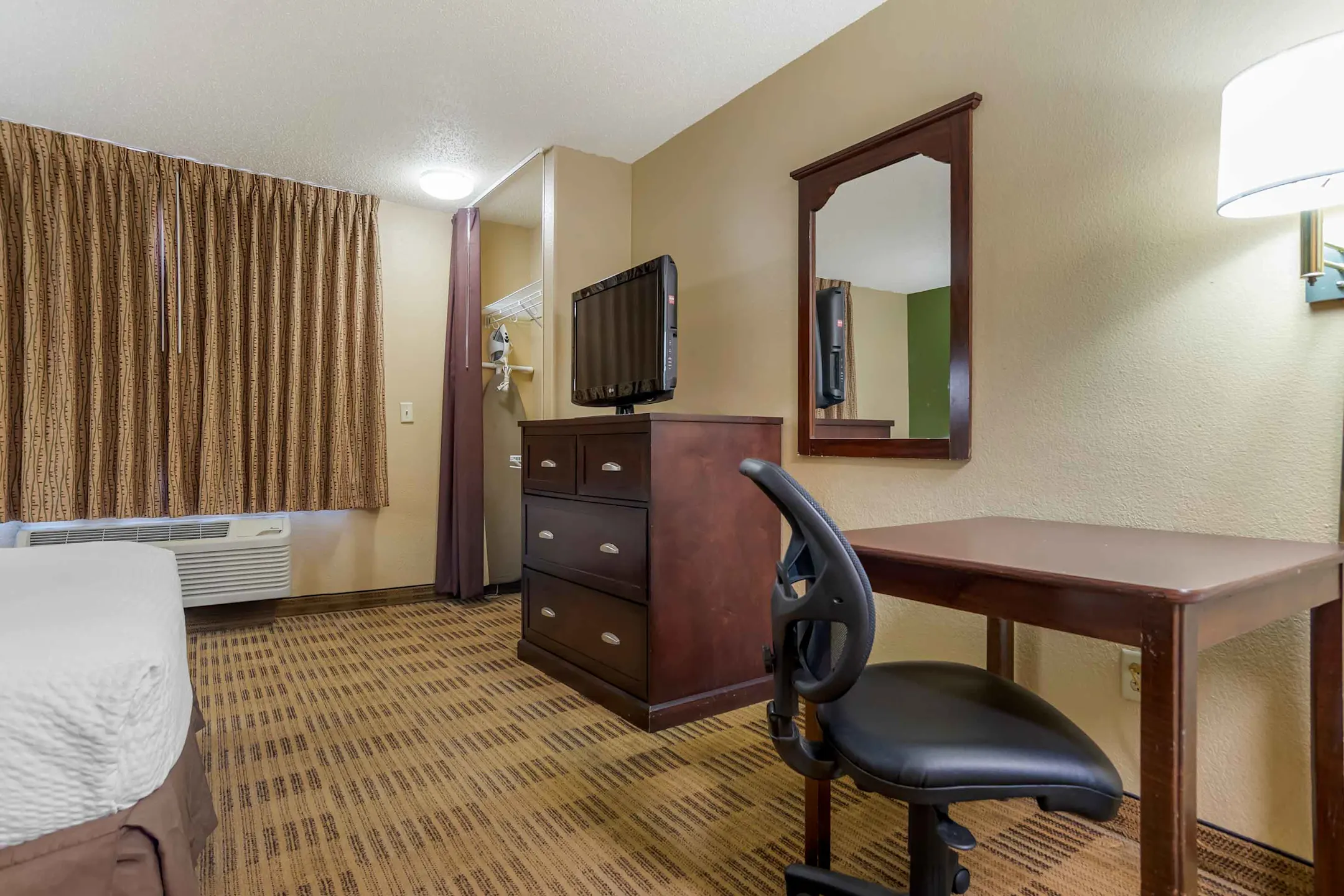 Bedroom - Furnished Studio - New Orleans - Metairie - Metairie, LA