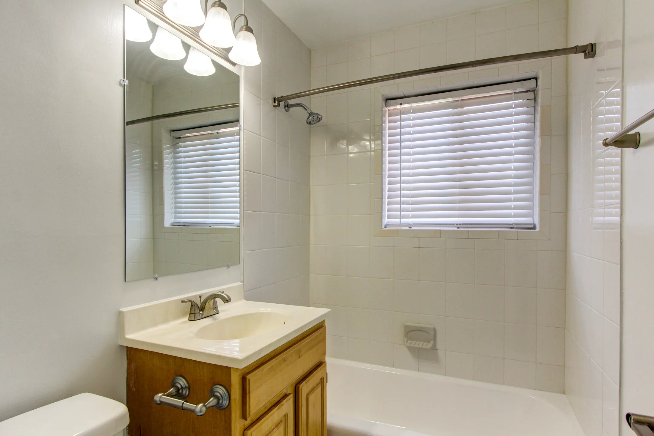 Bathroom - Woodlee Terrace - Woodbridge, VA