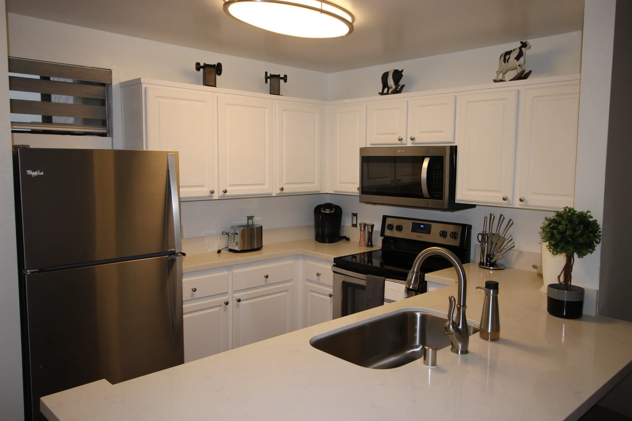 Kitchen - 600 Front Apartments - San Diego, CA