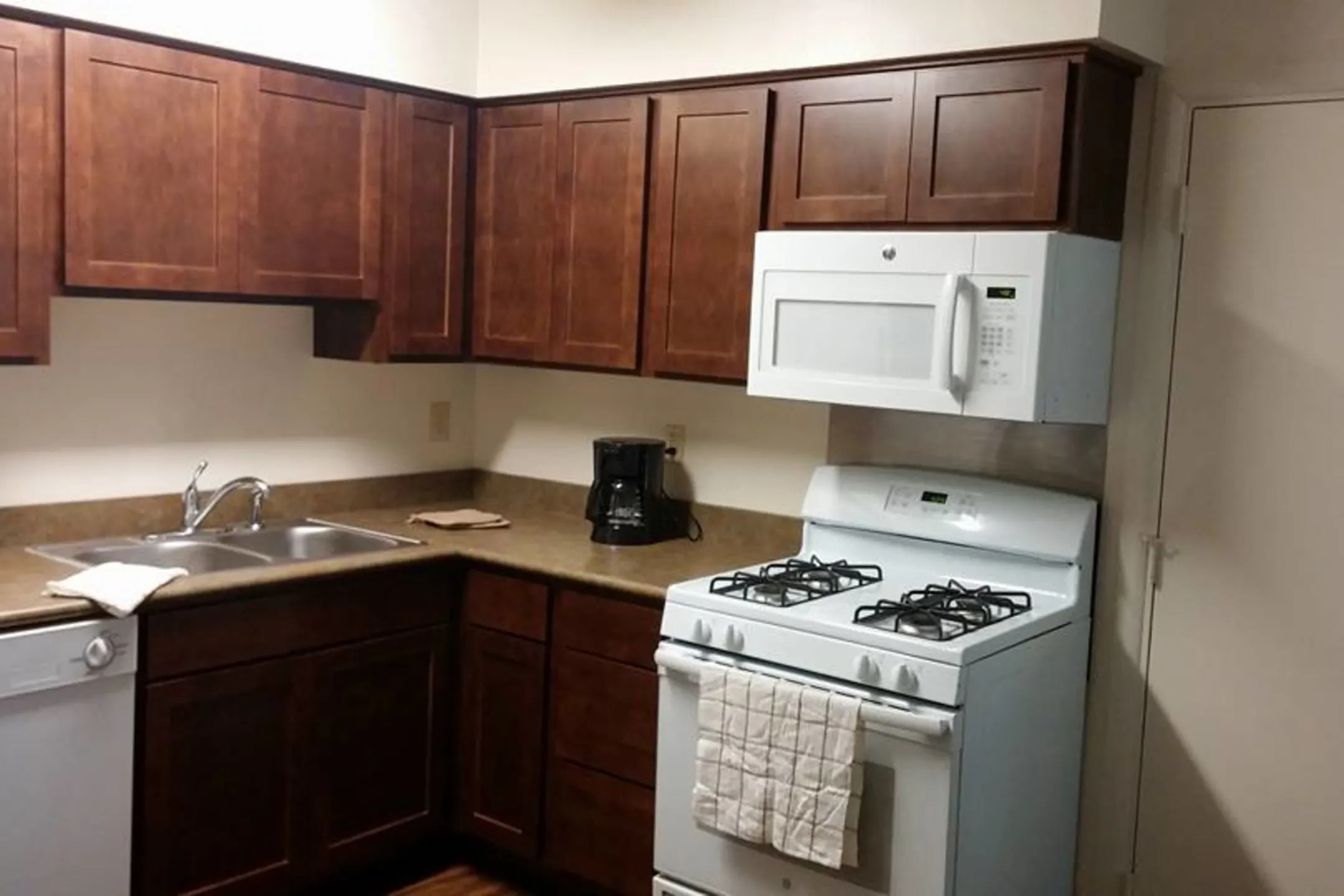 Kitchen - Oak Hill Apartments - Franklin, PA