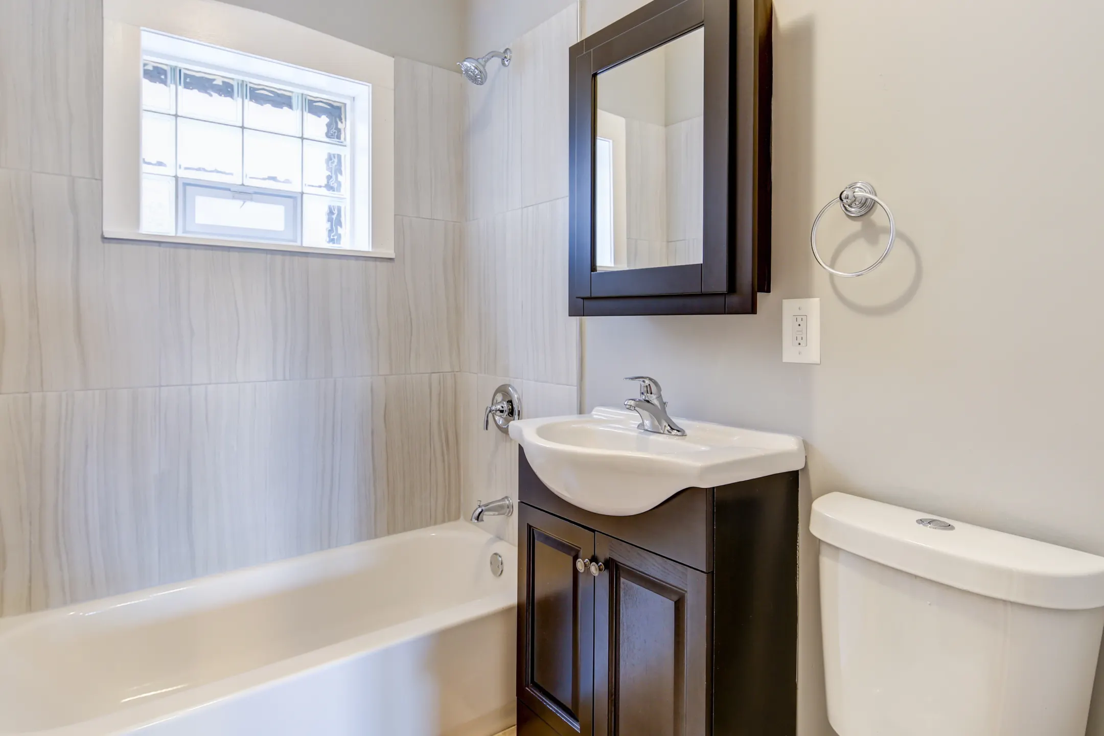 Bathroom - 100 S. Harvey Ave. Apartments - Oak Park, IL
