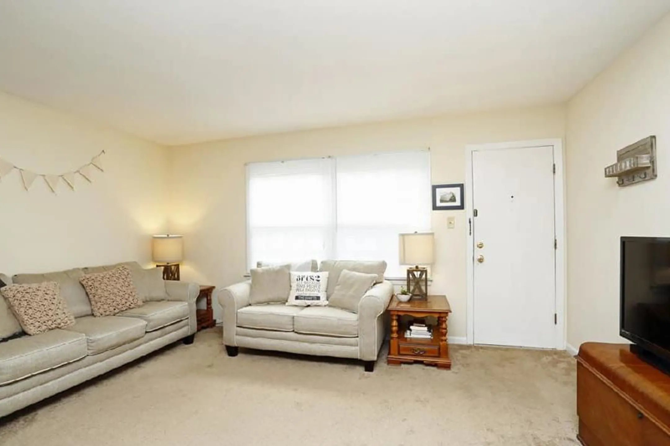 Living Room - Morganton Arms Apartments - Fayetteville, NC