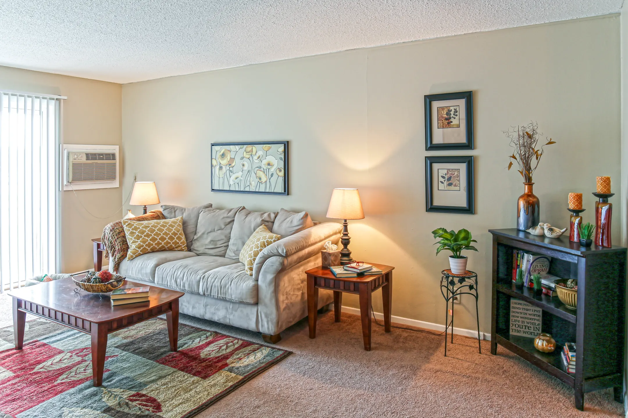 Living Room - Oak Valley Apartments - Davenport, IA