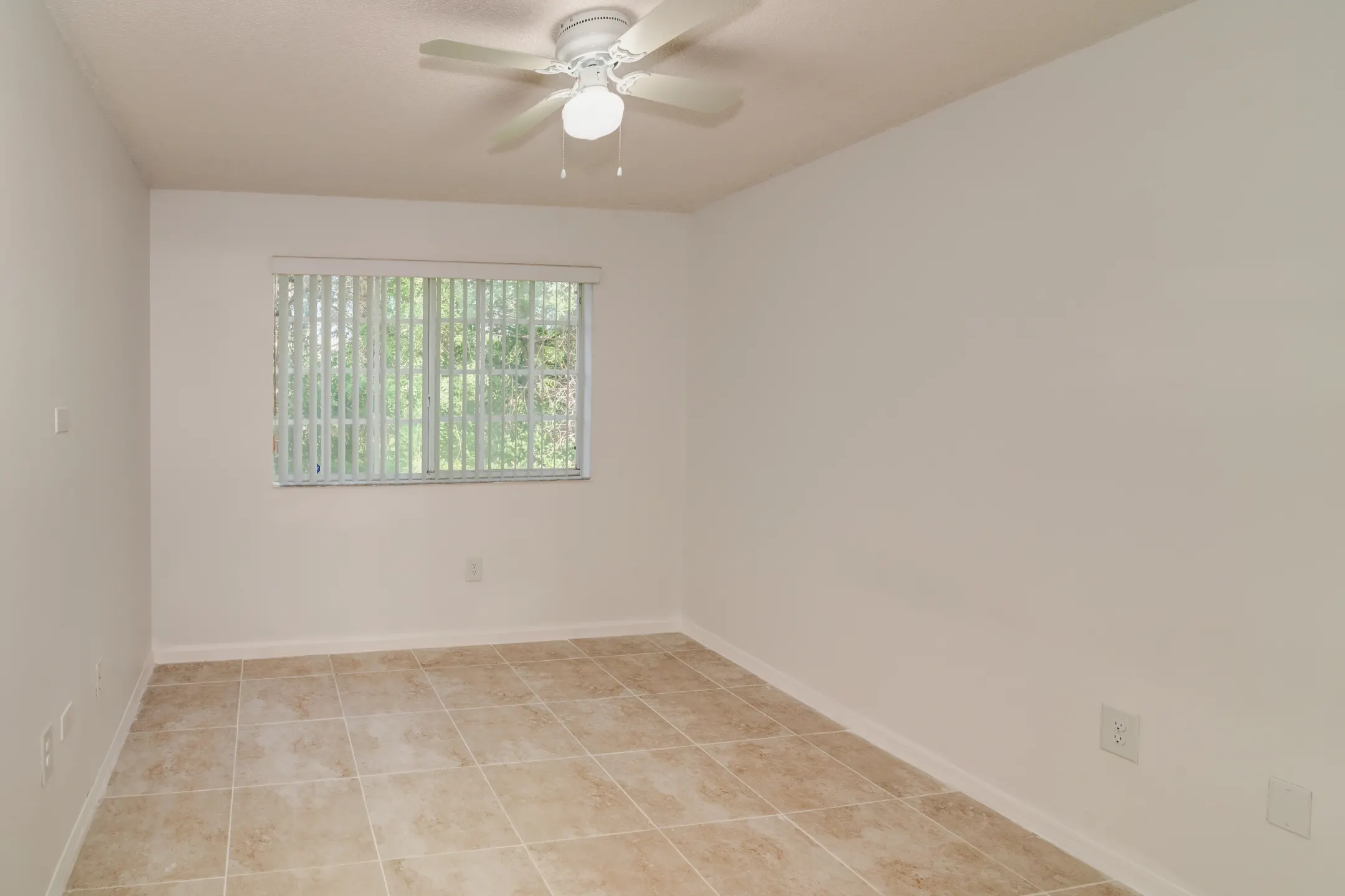 Country Club Villas Apartments - Hialeah, FL 33015