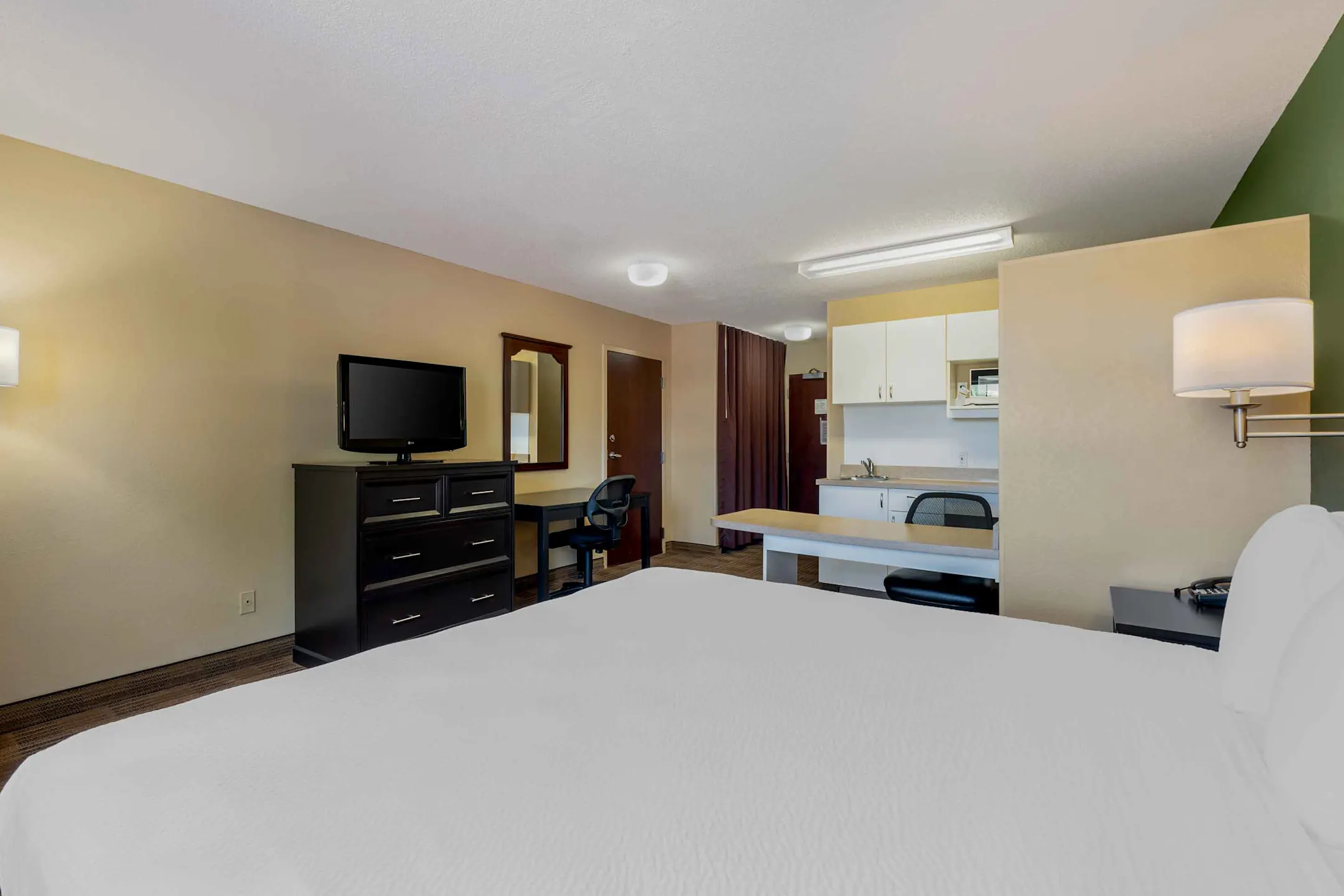 Furnished Studio Chicago Gurnee 5724 Northridge Dr Gurnee, IL