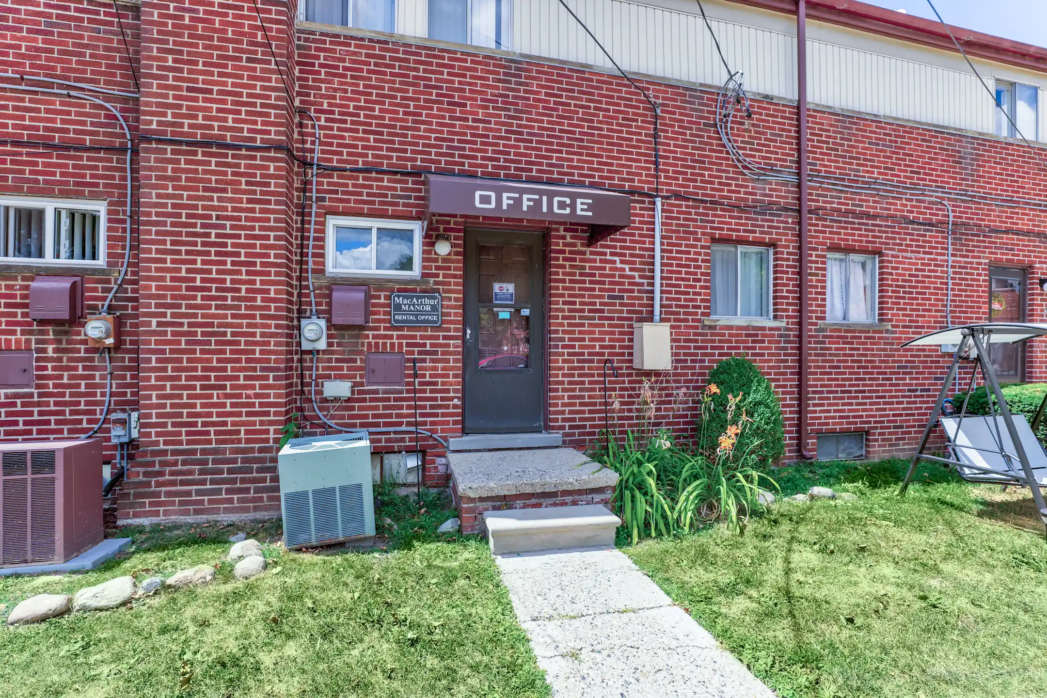 MacArthur Manor Apartments Townhomes Warren, MI 48089