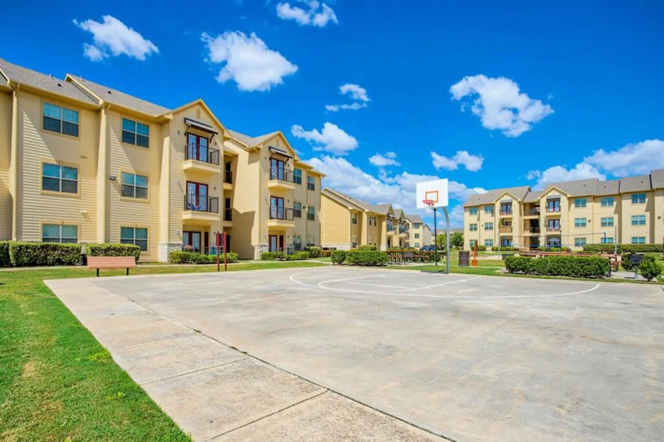 Oak Hollow Apartments Seguin, TX 78155