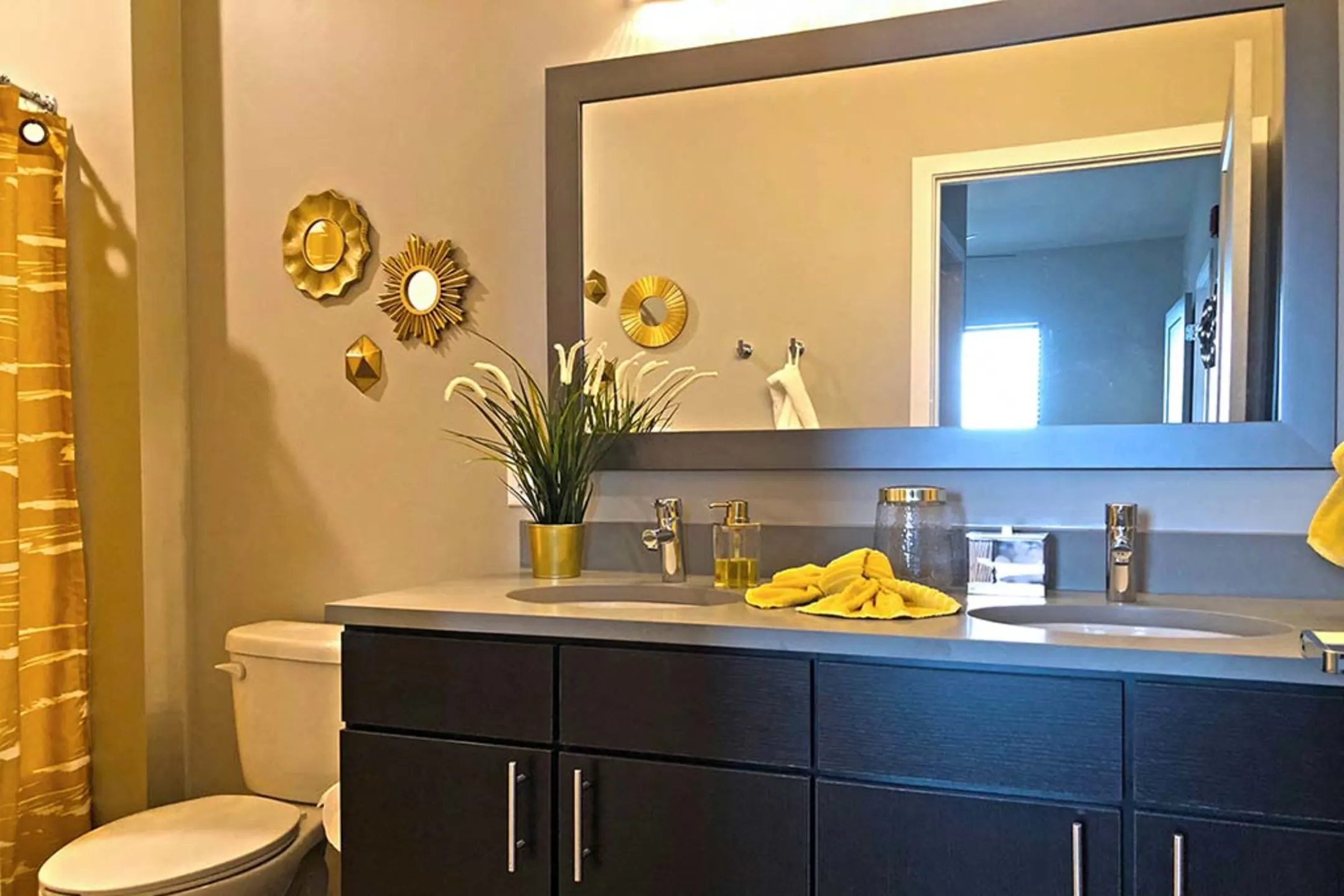 Bathroom - 1400 Russell Luxury Apartments - Saint Louis, MO