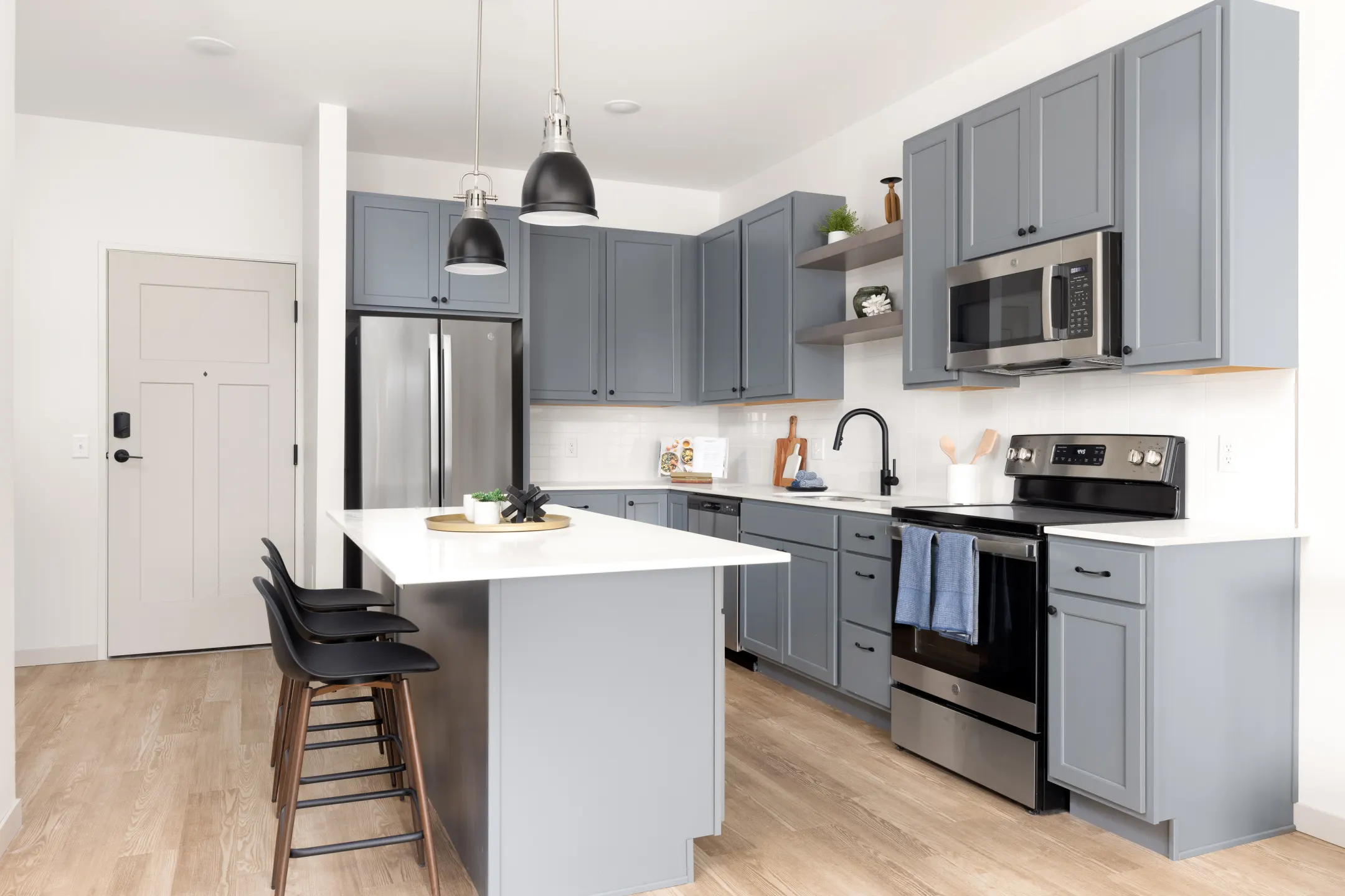 Kitchen - Lynvue Apartments - Richfield, MN