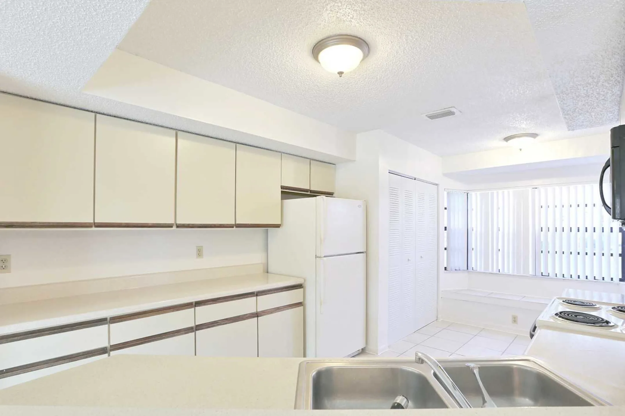 Kitchen - Village Townhomes At Lake Orlando - Orlando, FL
