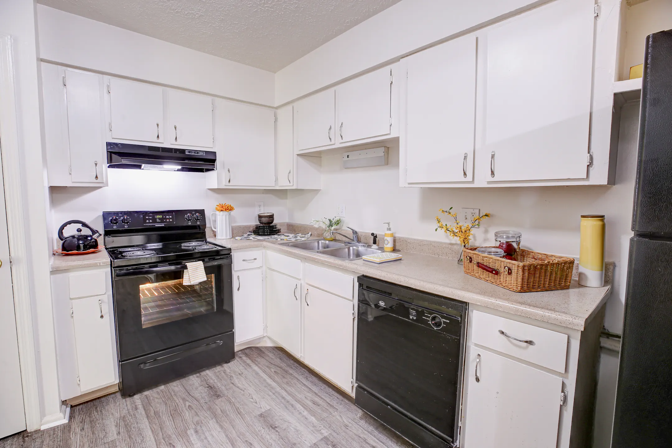 Kitchen - The Eclipse Apartments - Indianapolis, IN