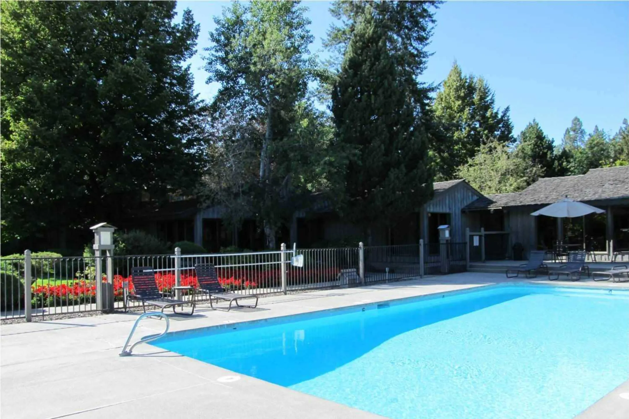 Pool - Lake Villa Apartments - Coeur D Alene, ID