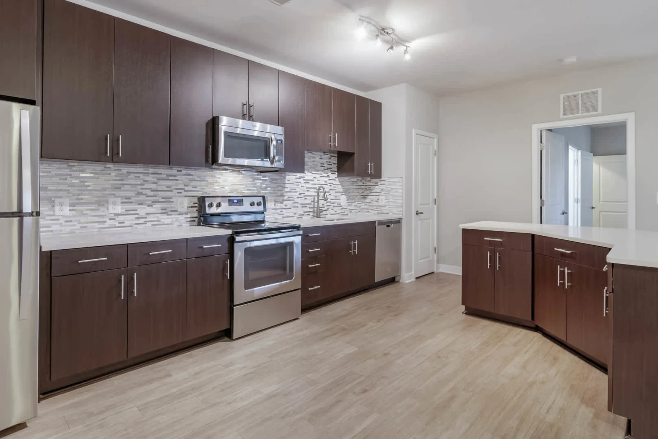 Kitchen - Radiant Fairfax Ridge Apartments - Fairfax, VA