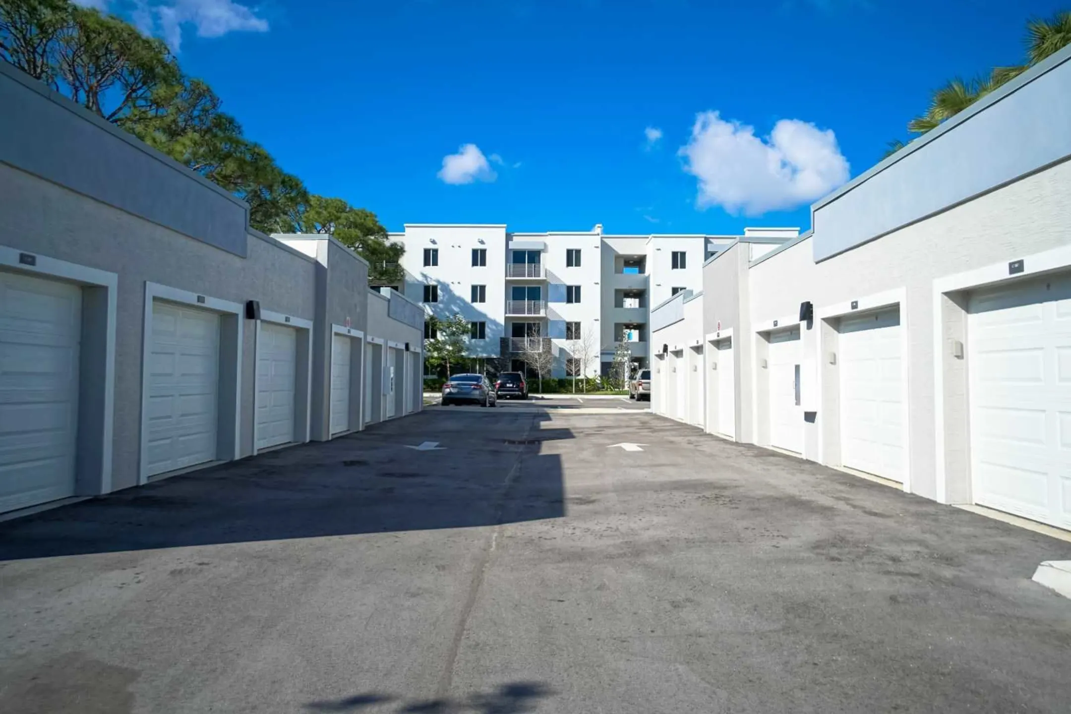 Building - Metropolitan - Wilton Manors, FL