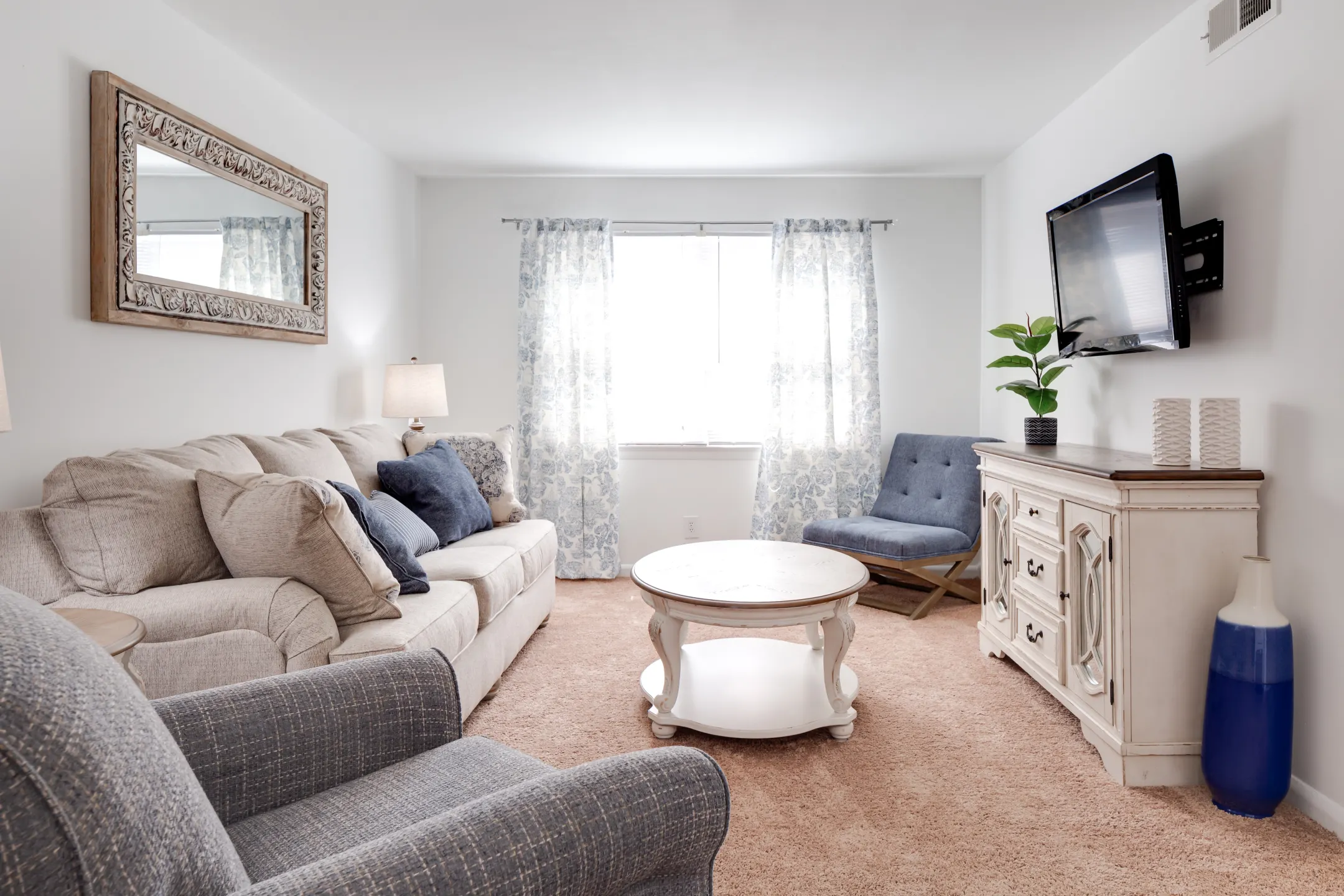 Living Room - The Arbors Apartments - Winston-Salem, NC
