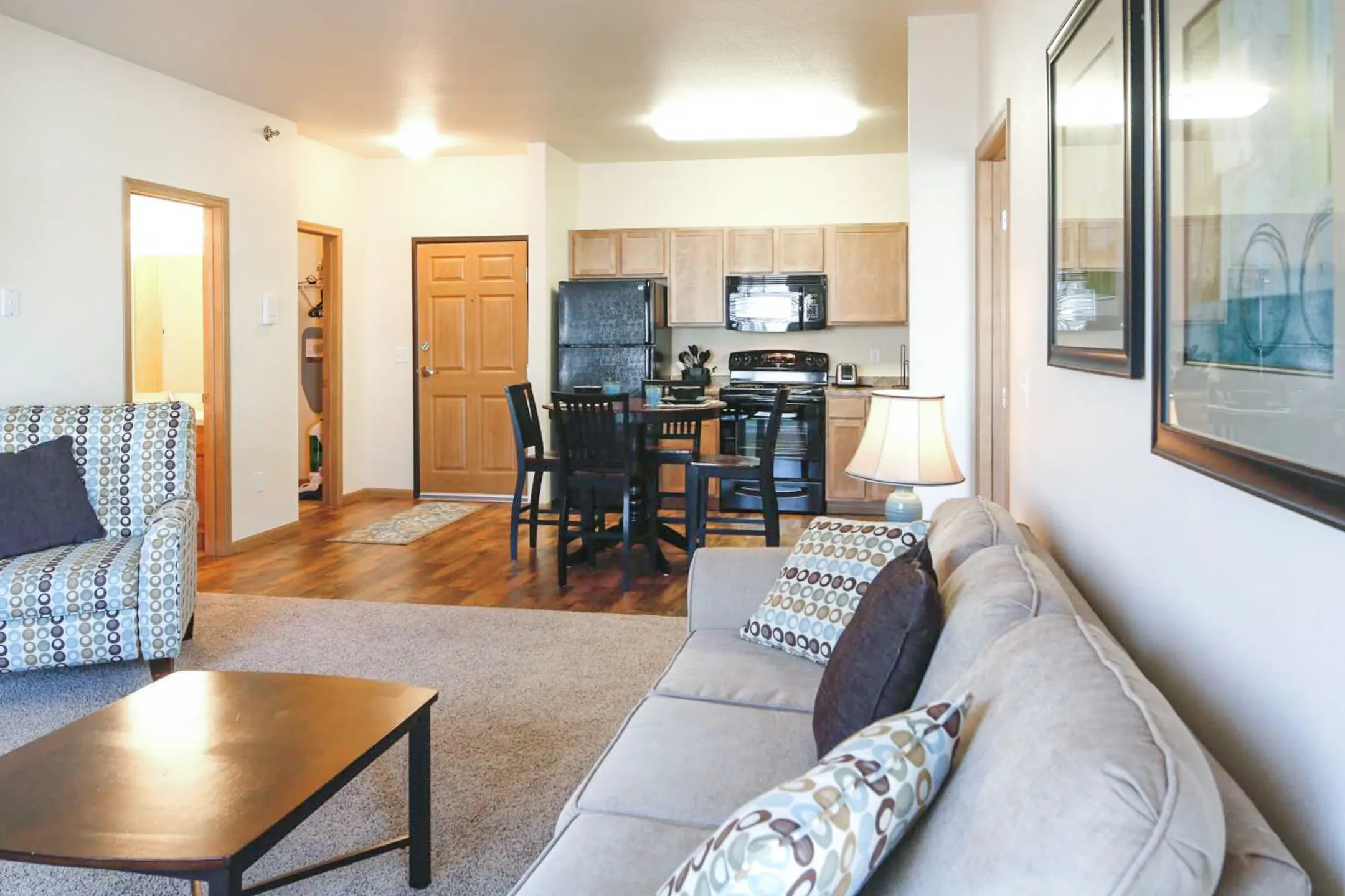 Living Room - Amber Pointe Apartments - Fargo, ND