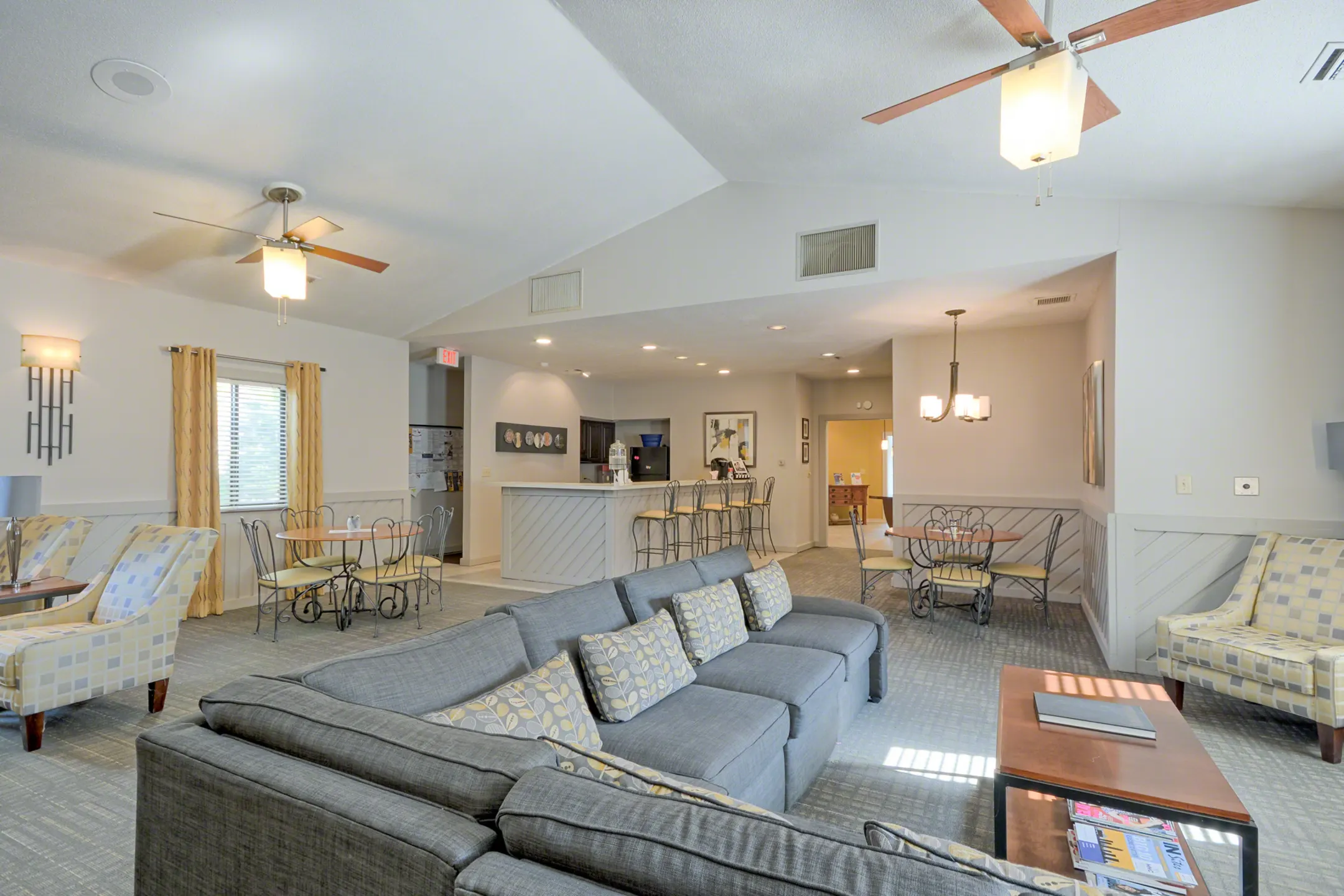 Living Room - Pebble Point Apartments of Indianapolis - Indianapolis, IN