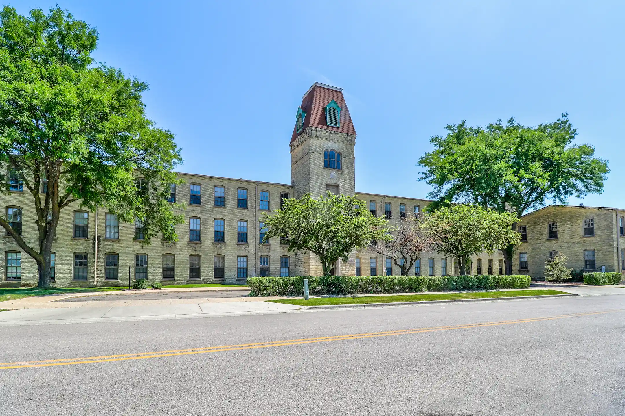 Building - Signature 23 - Janesville, WI