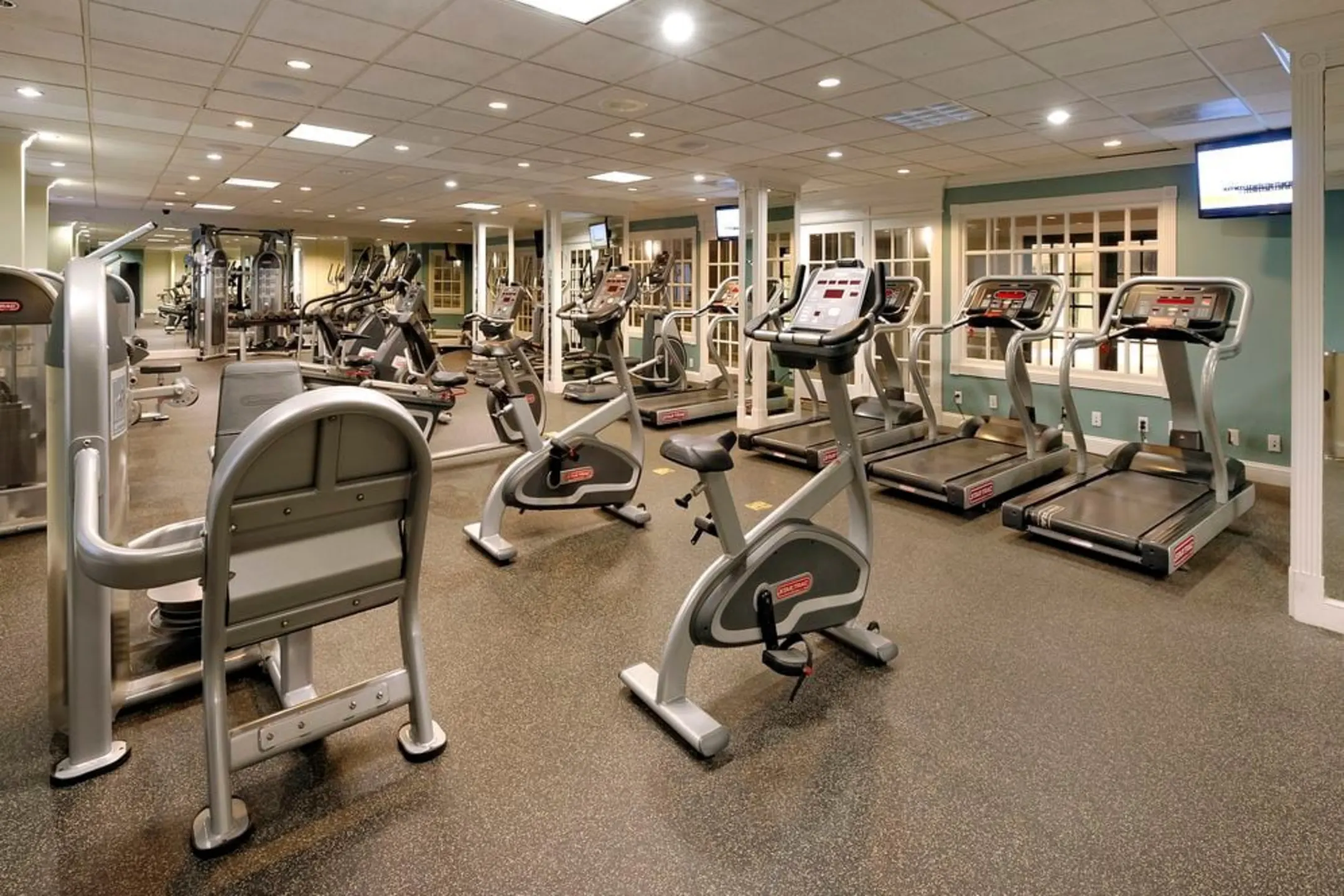 Fitness Weight Room - eaves Fairfax Towers - Falls Church, VA