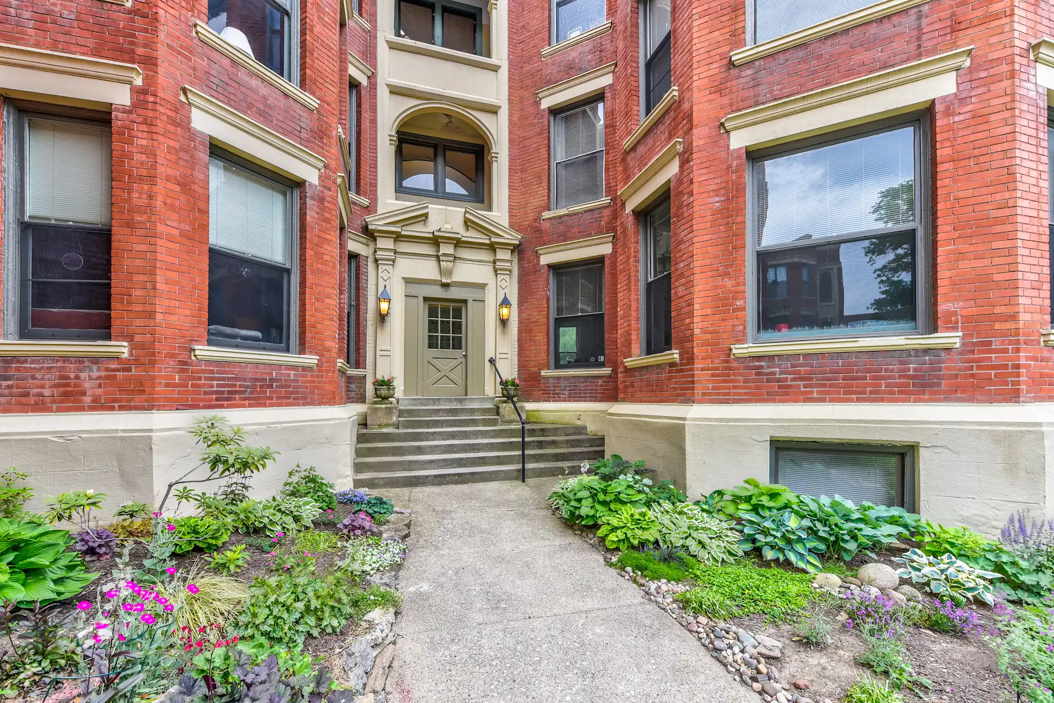 The Grandview 2400 Grandview Ave Cincinnati, OH Apartments for Rent