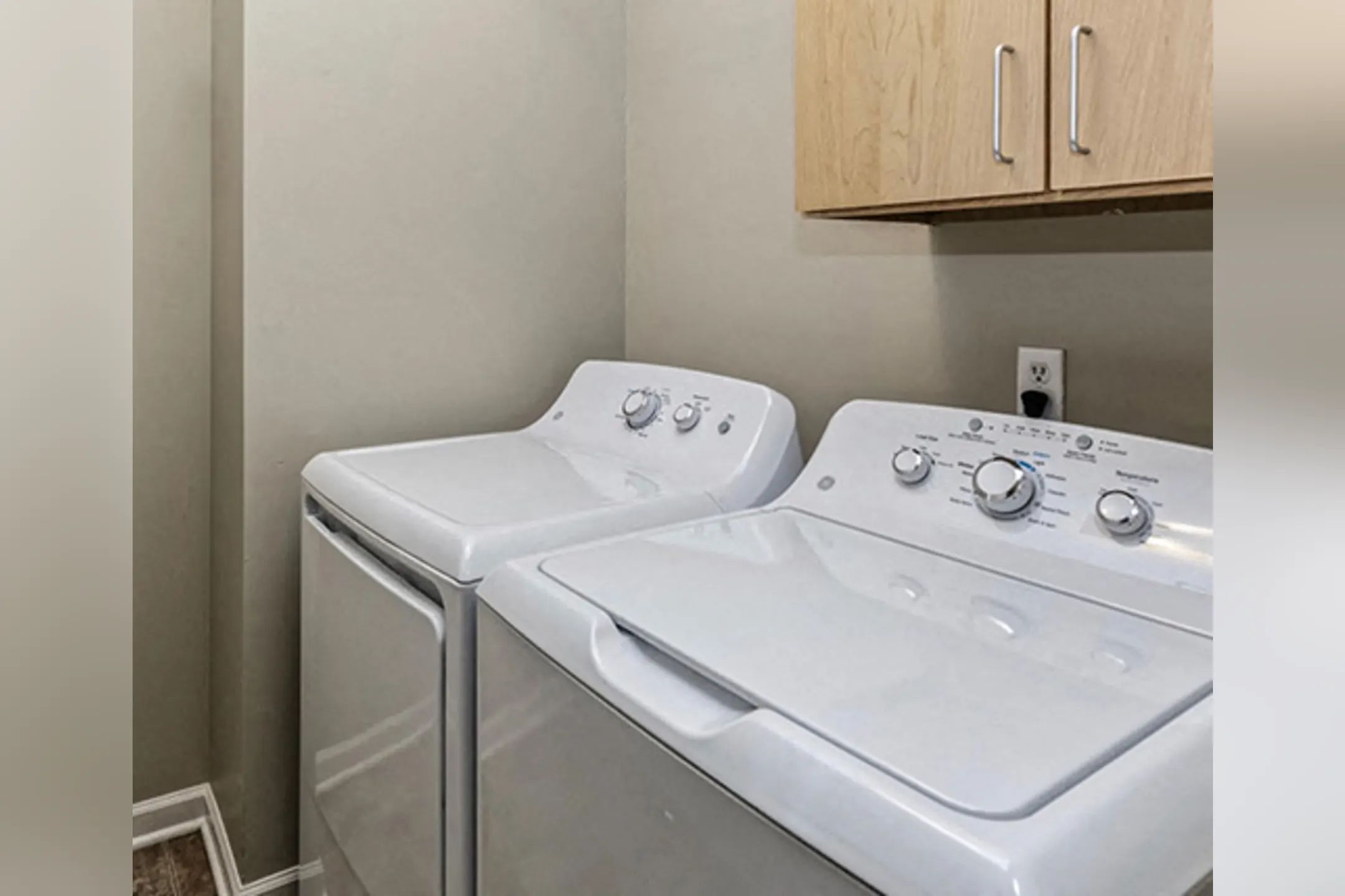 Whispering Hills 2510 North 109th Plaza Omaha, NE Apartments for