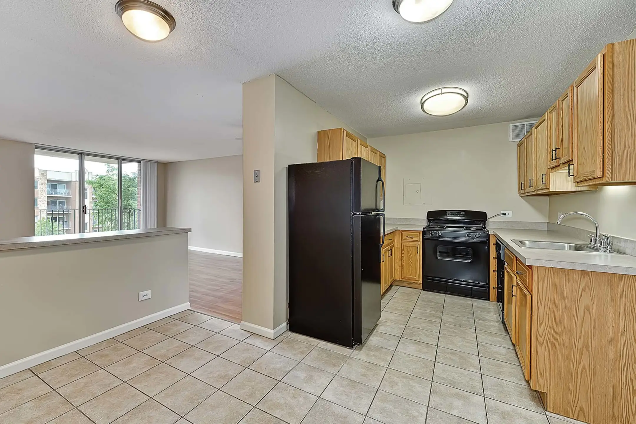 Dining Room - Yorktown Apartments - Lombard, IL