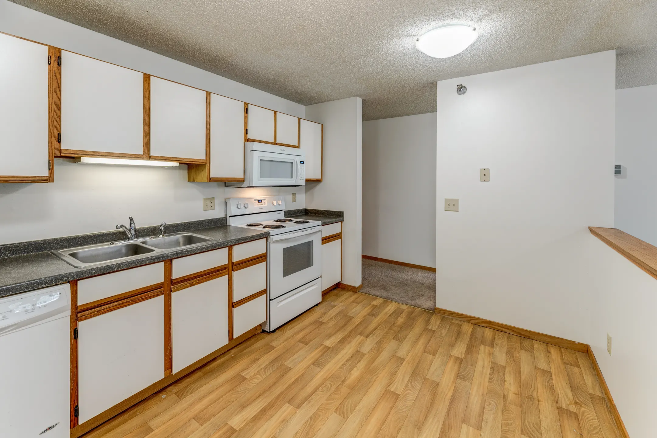 Kitchen - Oaks Lincoln Apartments - Edina, MN