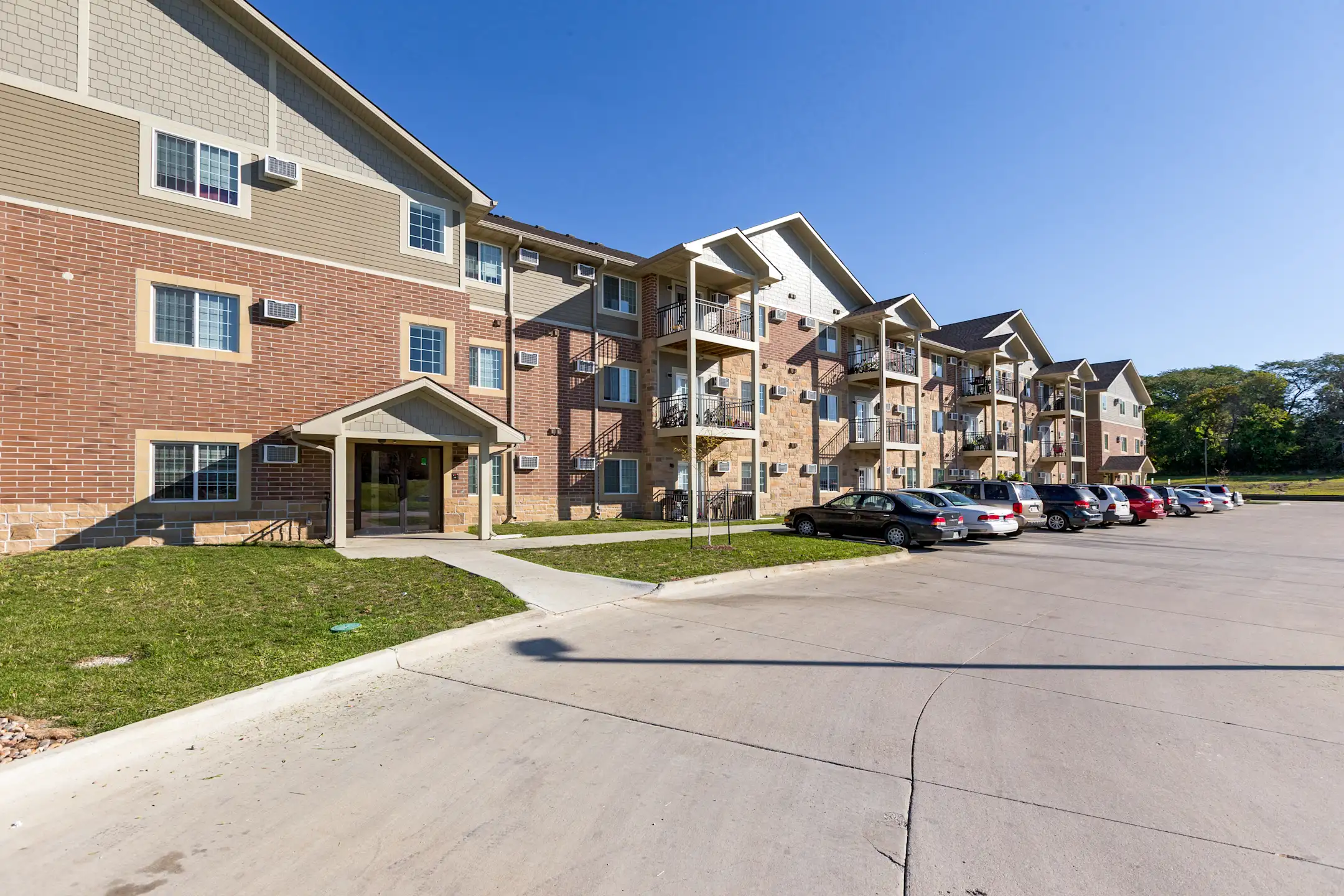 Hilltop Apartments 3720 E Douglas Ave Des Moines, IA Apartments for