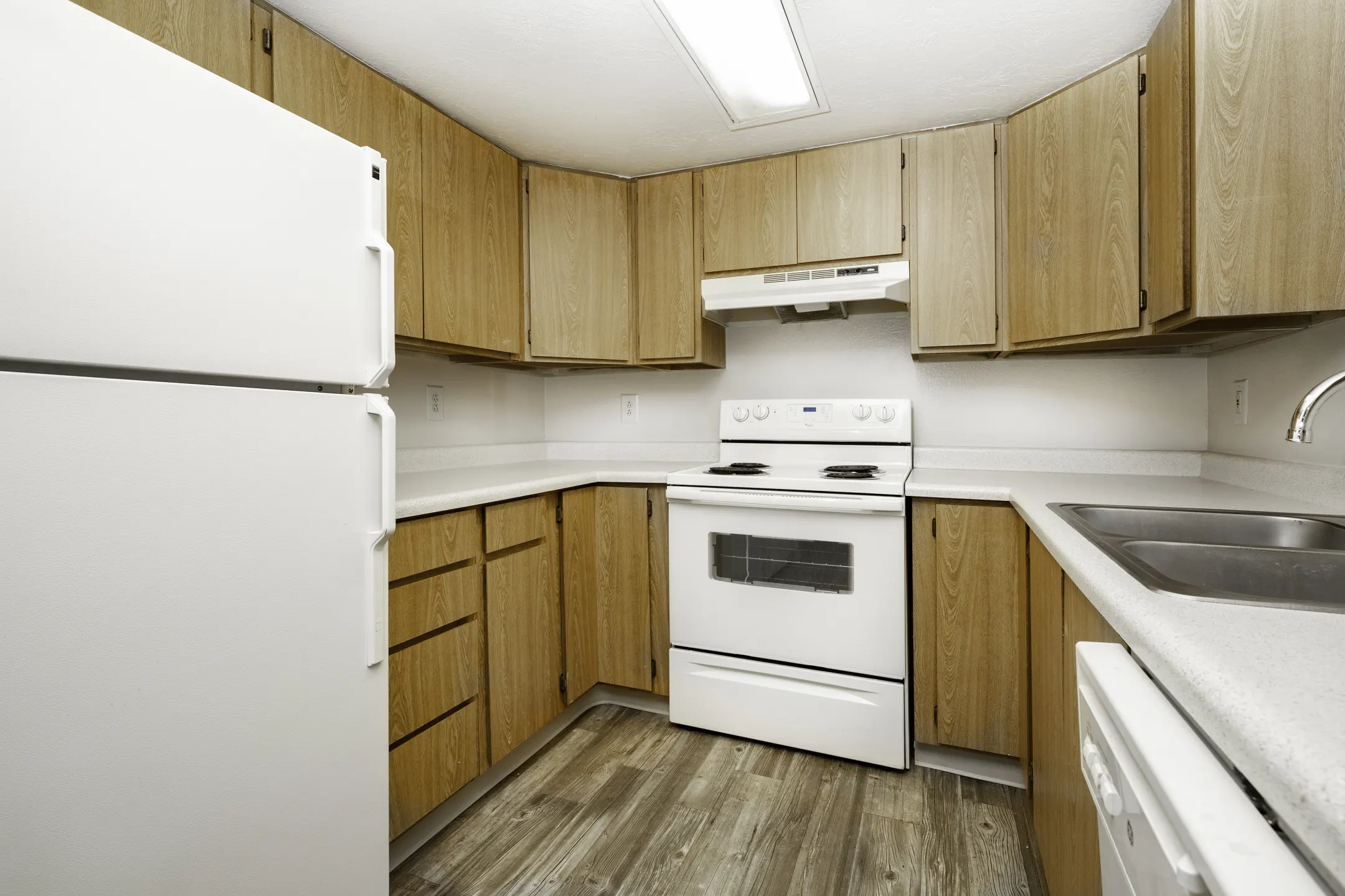 Kitchen - Fox Creek Apartments - Layton, UT