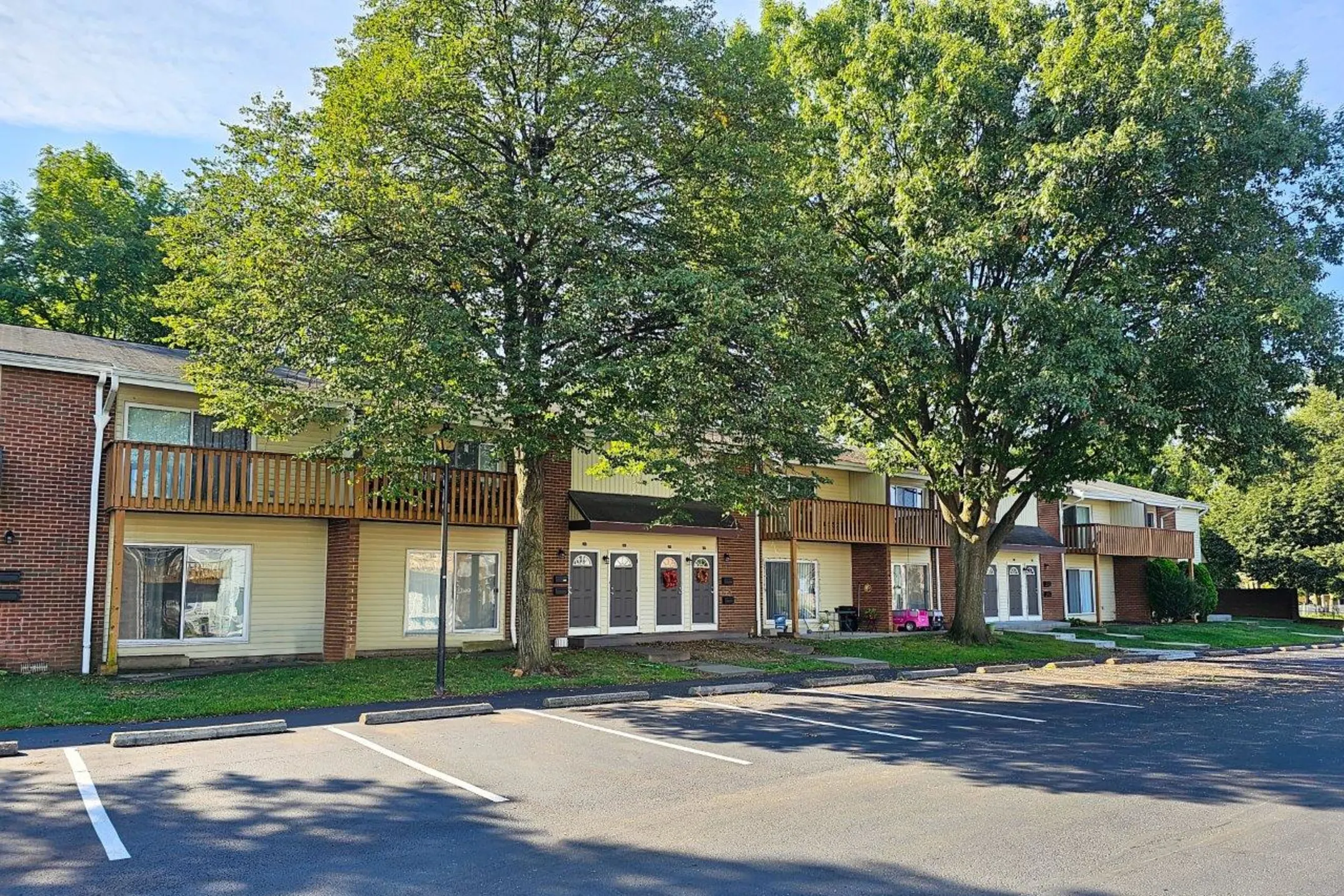 Building - Oxford Manor Apartments & Townhomes - Mechanicsburg, PA