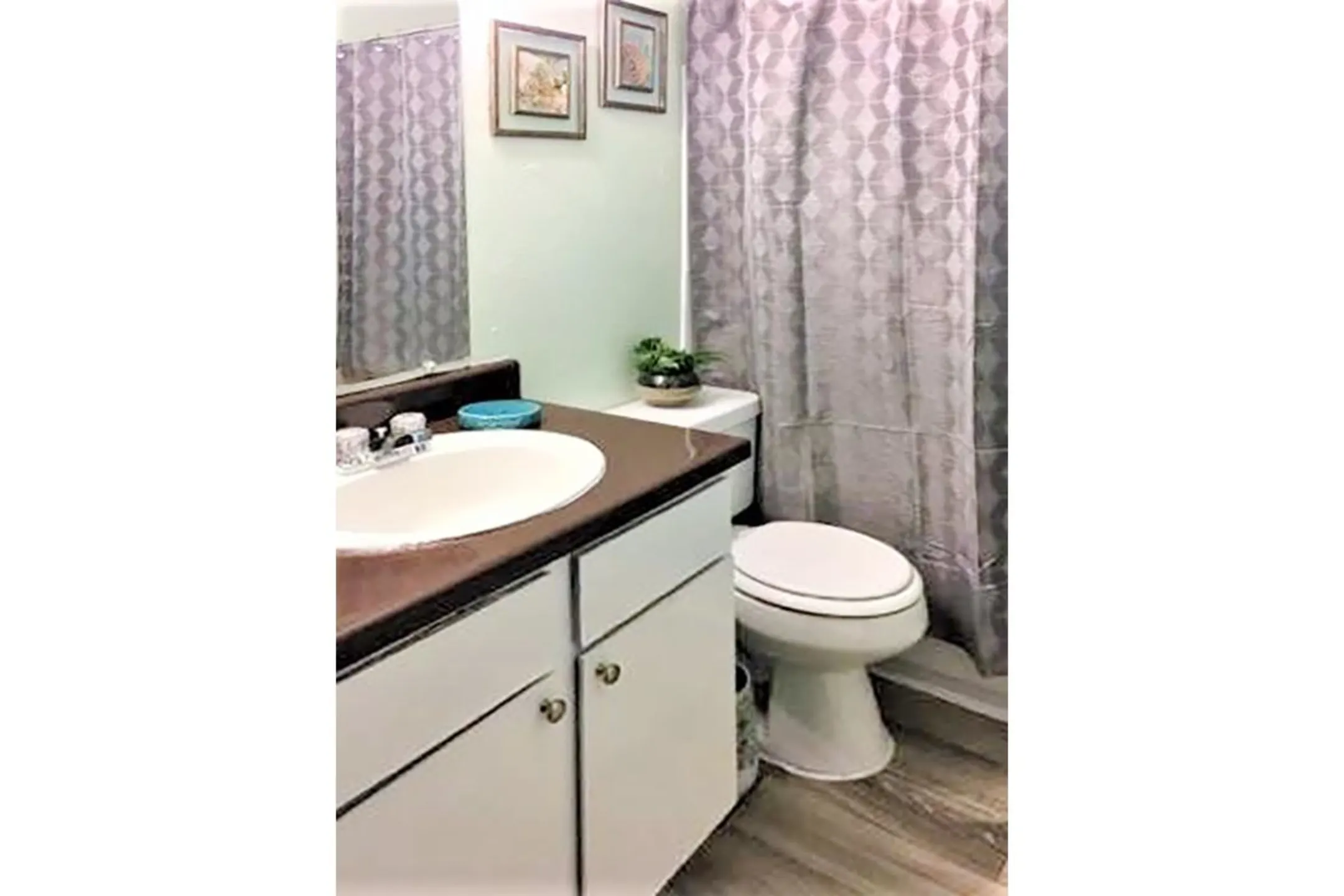 Bathroom - La Casita Apartments - Houston, TX