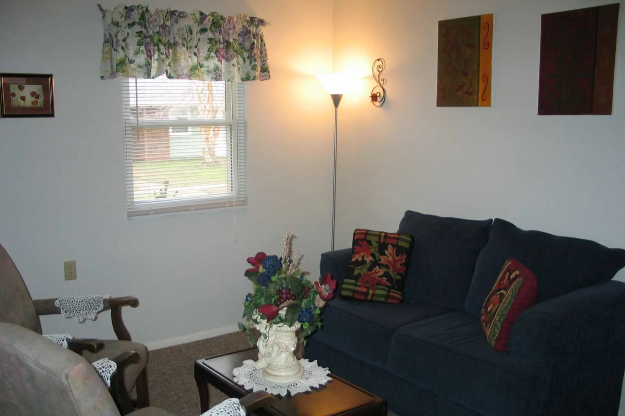 Living Room - Horizon Homes Retirement Community - Evansville, IN