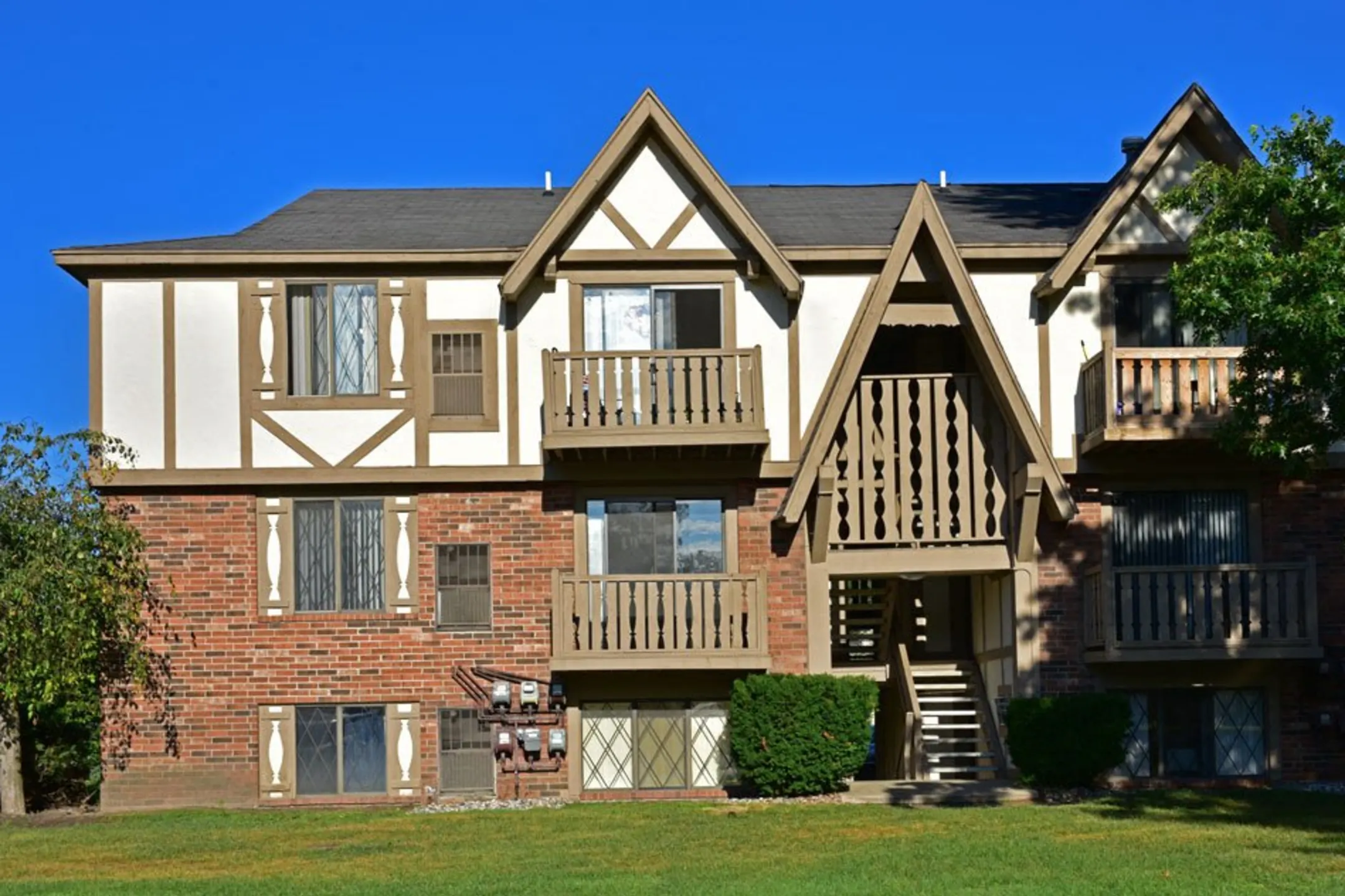 Woodland Place Apartments 4512 N Saginaw Rd Midland, MI Apartments