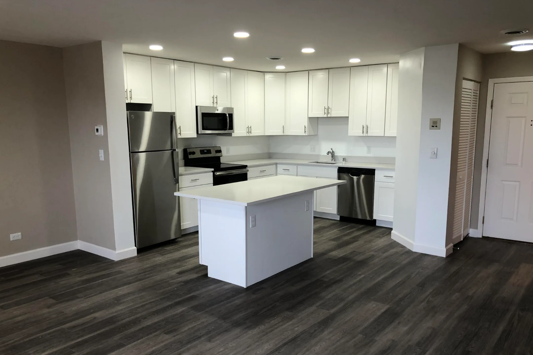 White Oaks Premier Apartments 9000 N White Oak Ln Milwaukee, WI