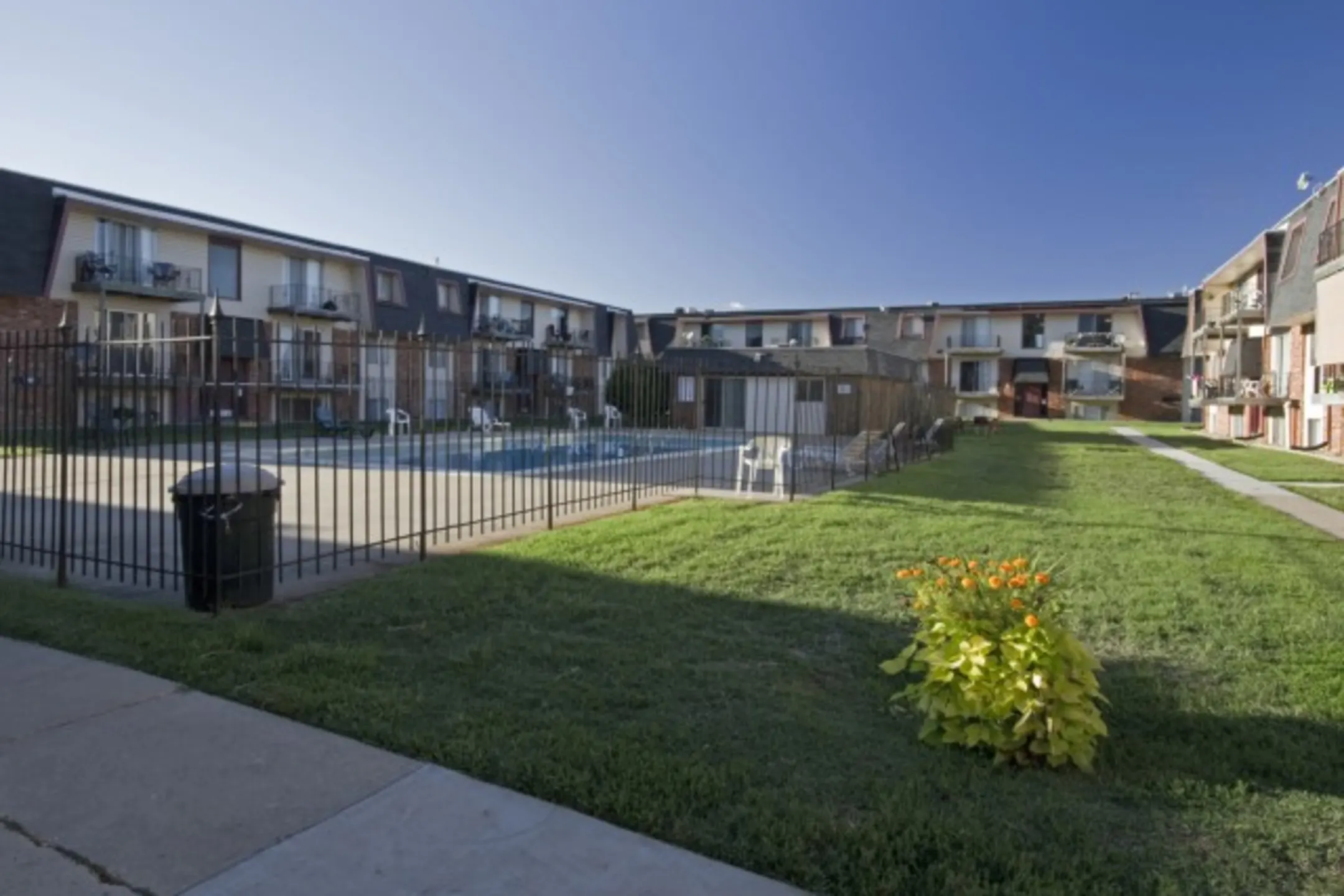 Rosewood Village Apartments 2072 E St Springfield, MO