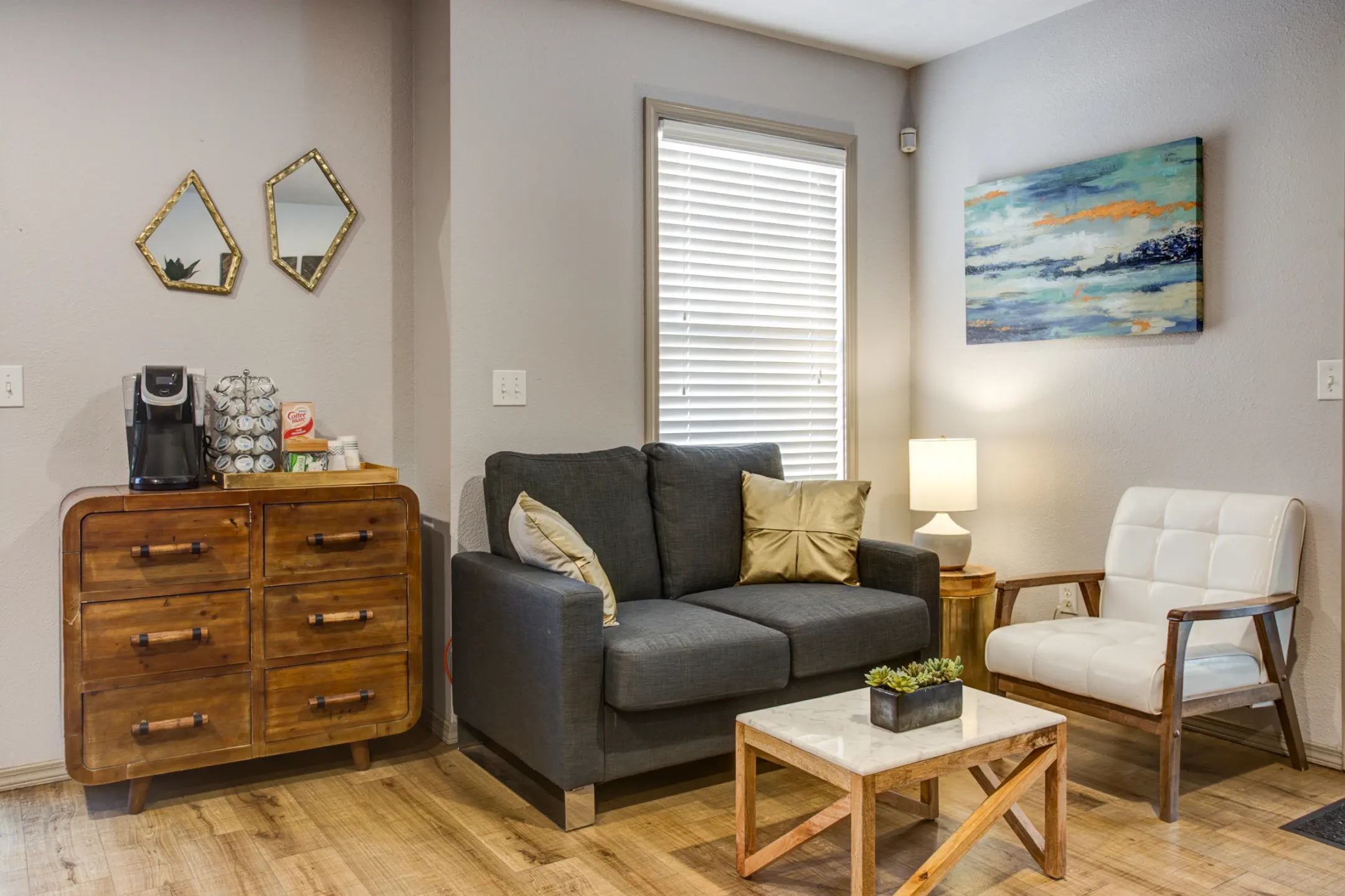 Living Room - Quail Creek Apartments - Springfield, MO