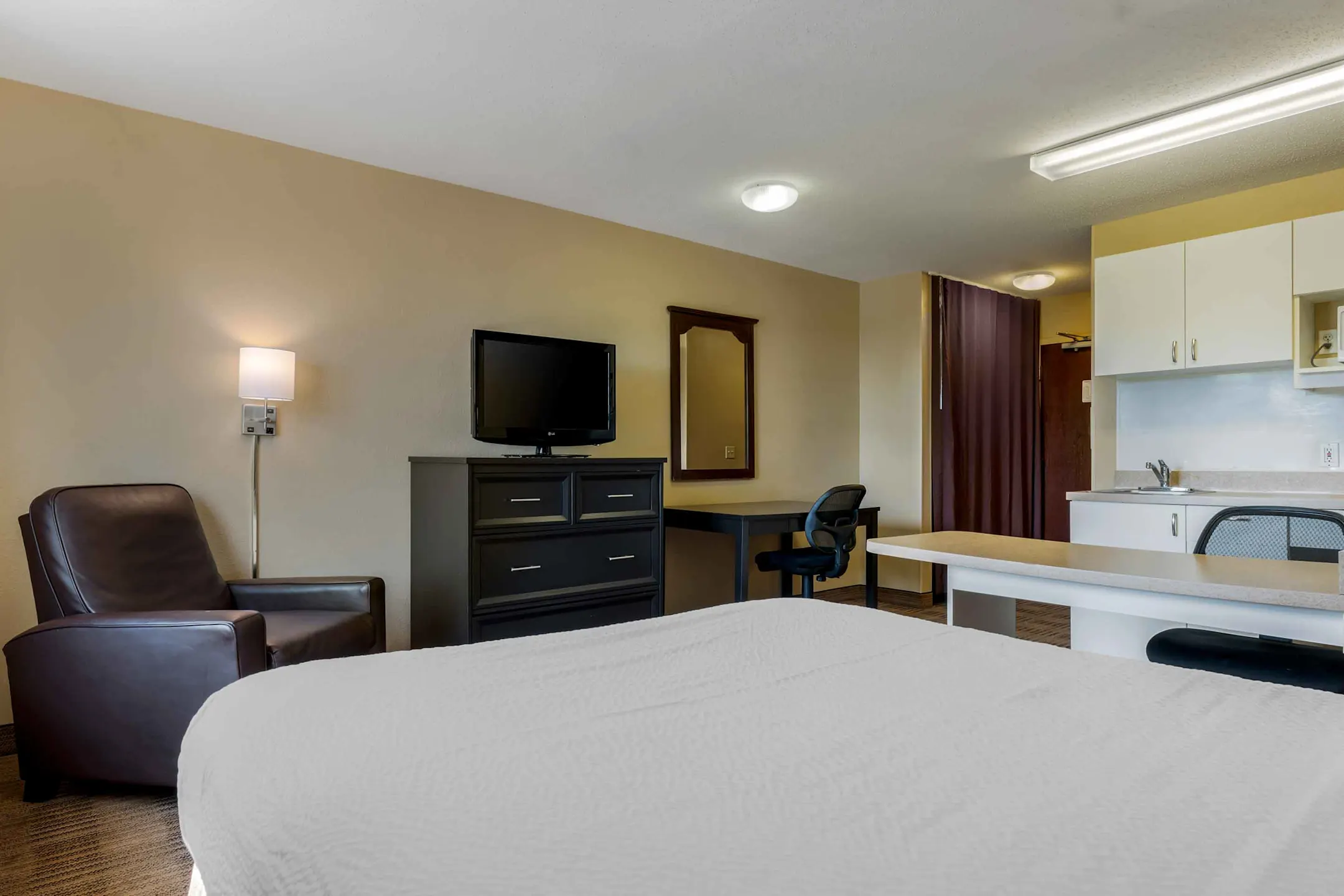 Furnished Studio Chicago Gurnee Apartments Gurnee, IL 60031