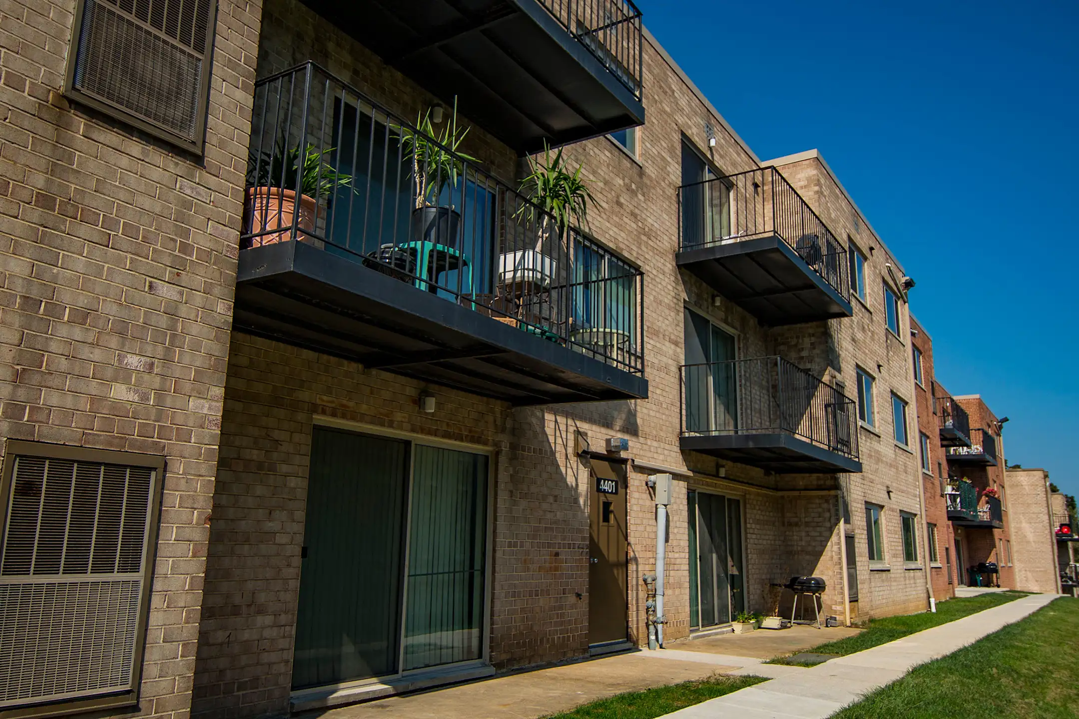 Building - Clermont Apartments - Washington, DC
