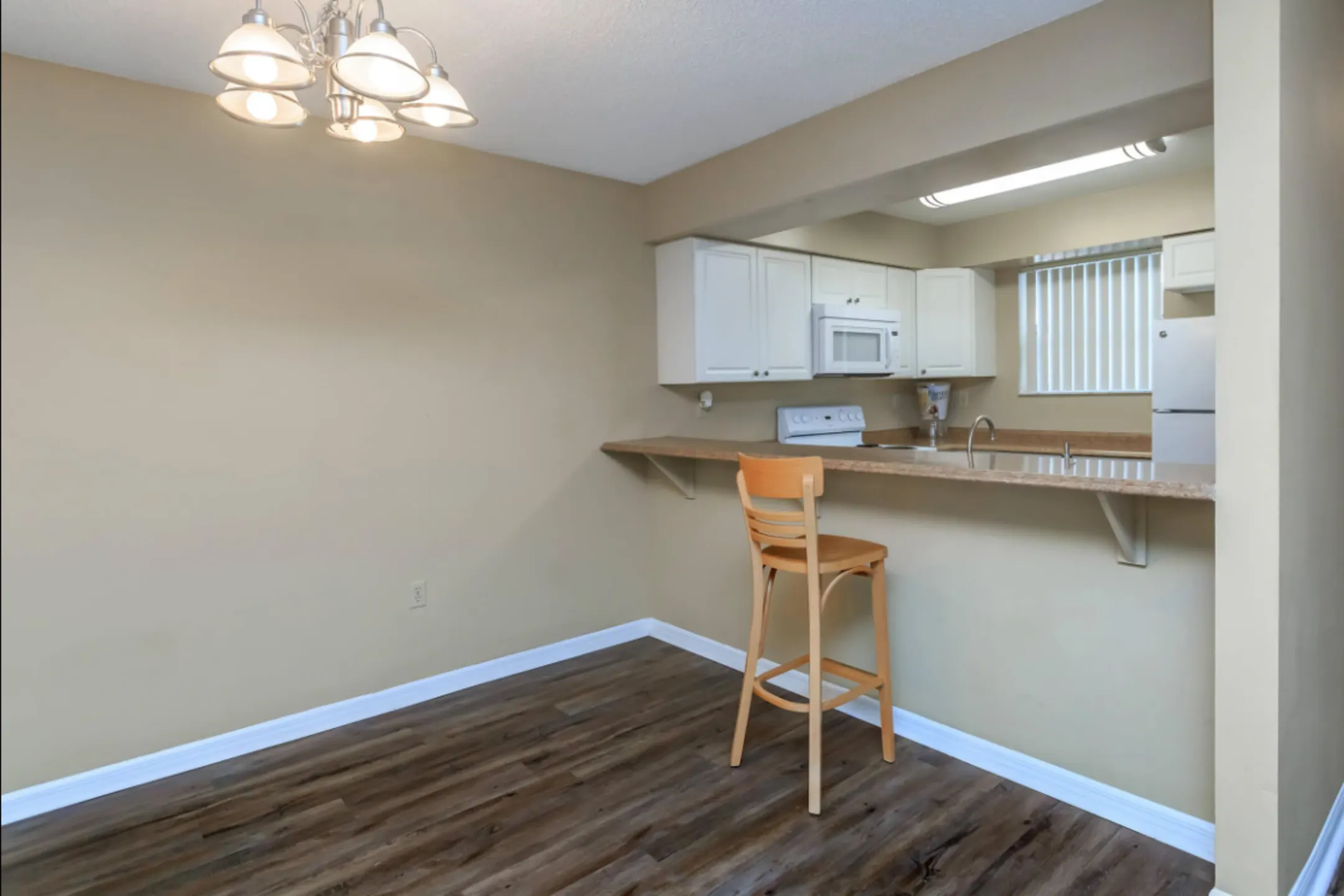 Kitchen - Whispering Oaks Apartments - Orange City, FL
